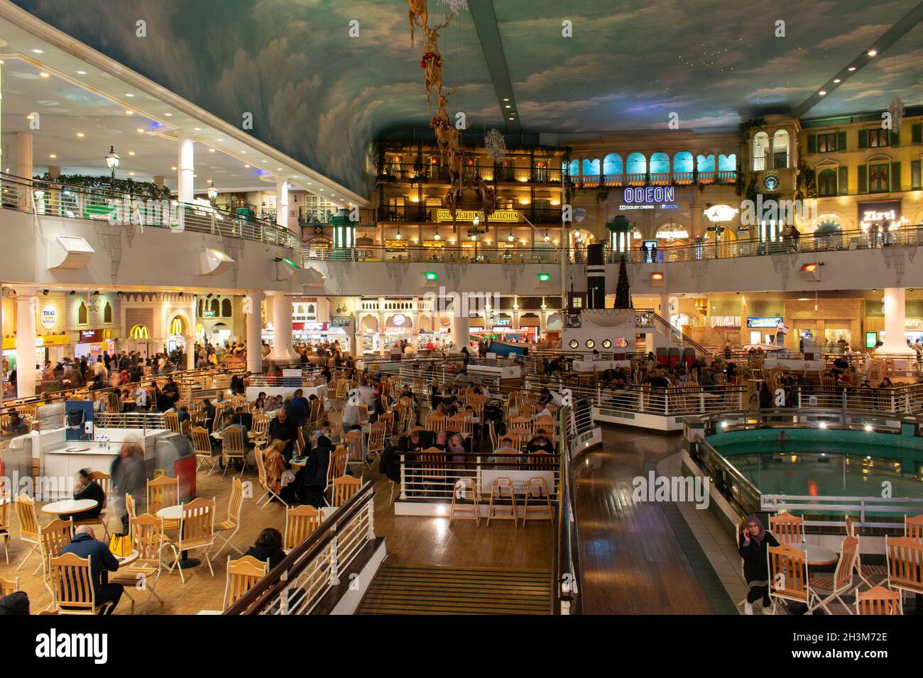 Le Food Hall du centre commercial Trafford Centre.Manchester Royaume-Uni.Exposition longue Banque D'Images