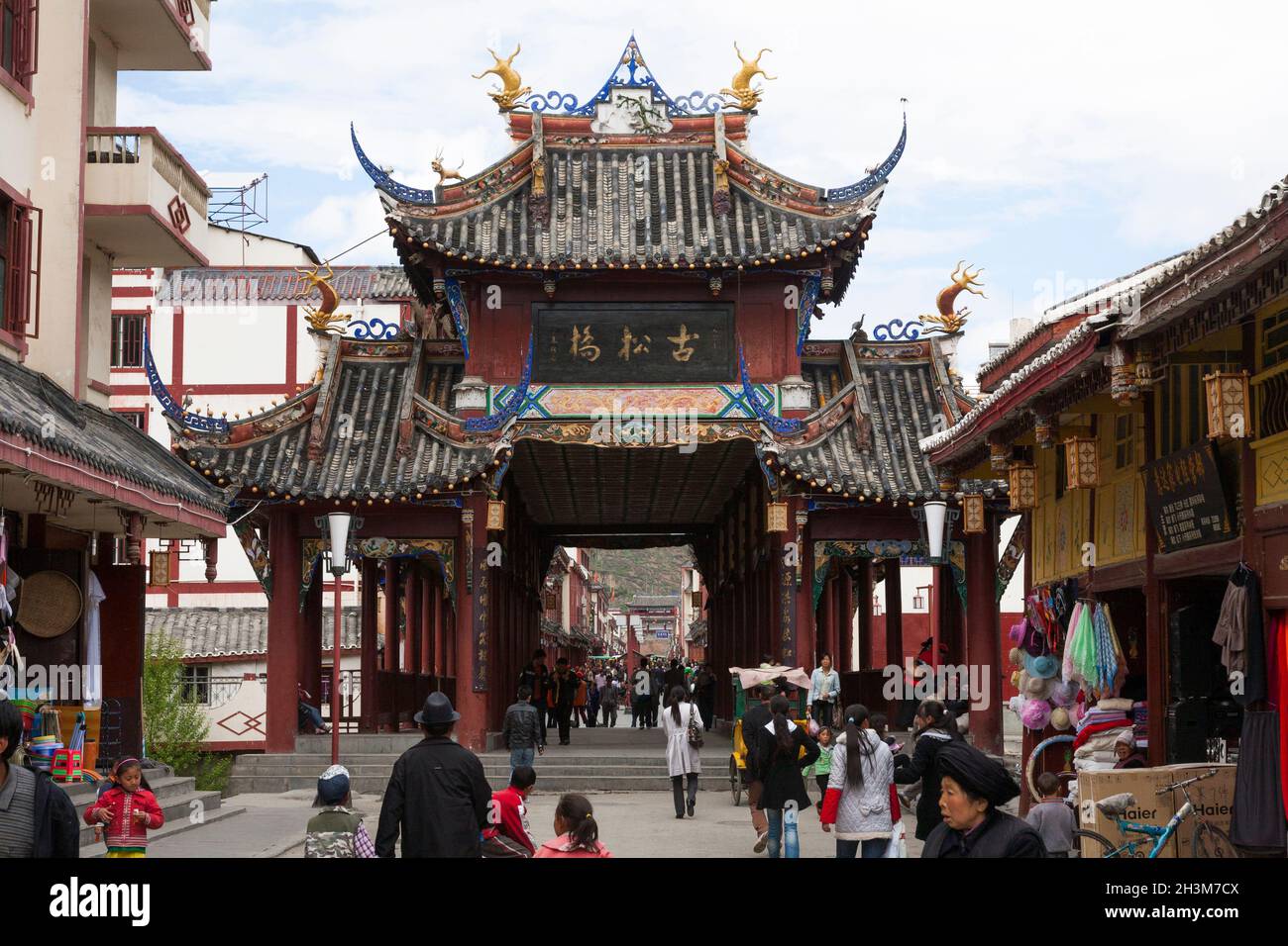 Pont de Tongyuan passerelle couverte passerelle dans le style d'une pagode avec un toit à plusieurs niveaux et plusieurs avant-toits. Songpan est une ville du nord de la province du Sichuan, en Chine. (125) Banque D'Images