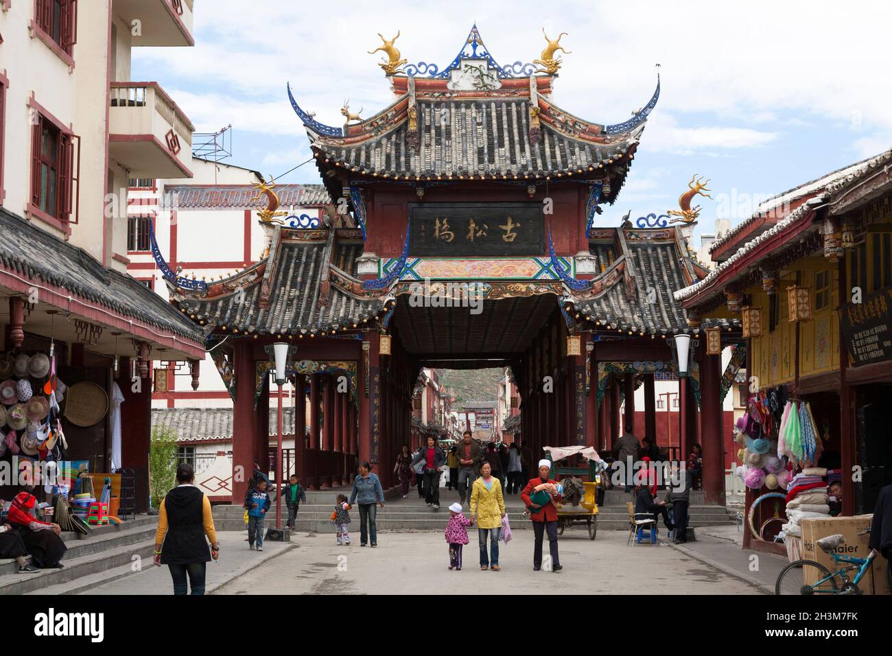 Pont de Tongyuan passerelle couverte passerelle dans le style d'une pagode avec un toit à plusieurs niveaux et plusieurs avant-toits. Songpan est une ville du nord de la province du Sichuan, en Chine. (125) Banque D'Images