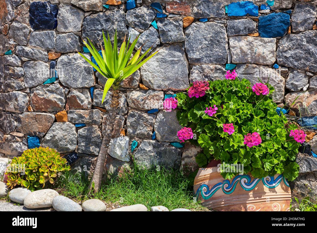 Mur en pierre avec fleurs Banque D'Images