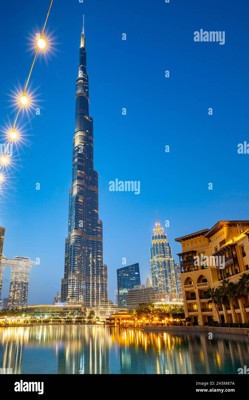 Vue au crépuscule sur Burj Khalifa et le centre-ville, Dubaï, Émirats arabes Unis, 2021. Banque D'Images