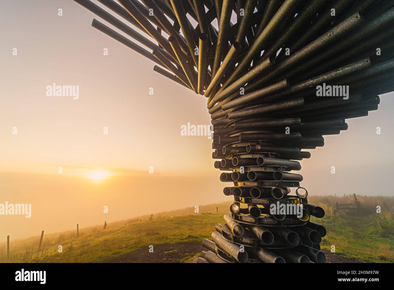 Pano photo au chant Ringing Tree à Burnley sur un lever de soleil brumeux.L'inversion du nuage sur Burnley donnant une sensation mystique douce à l'image. Banque D'Images