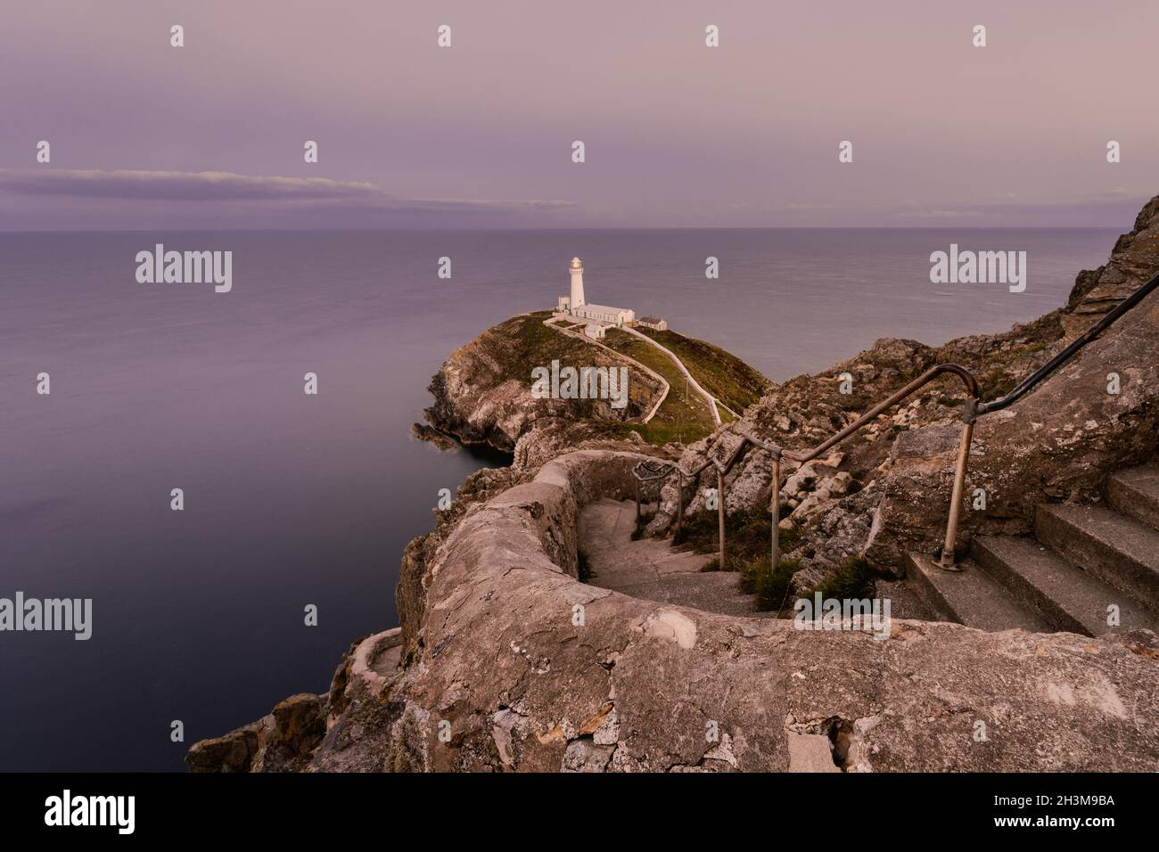 Lever et coucher de soleil au phare de South Stack dans le nord du pays de Galles, Royaume-Uni. Banque D'Images
