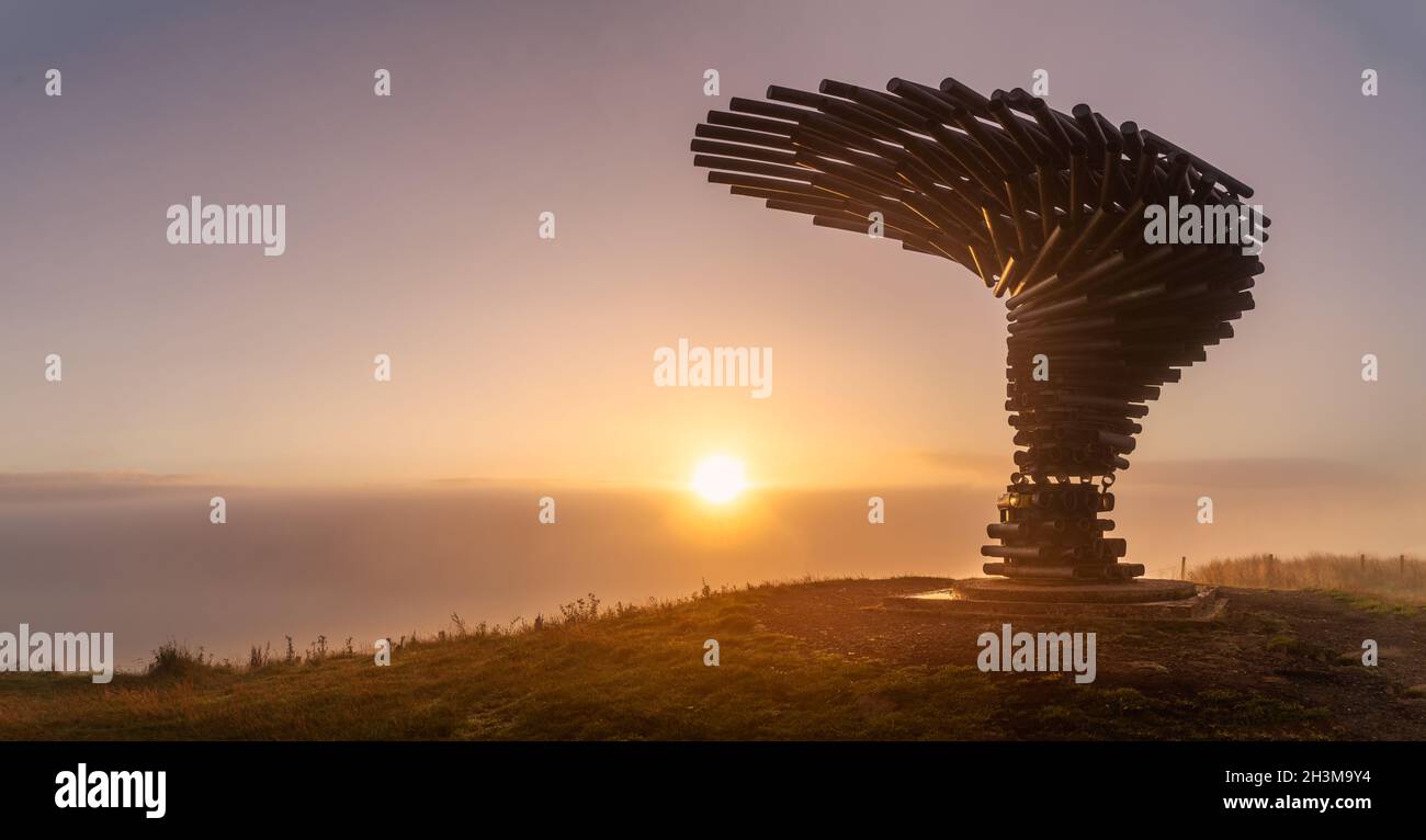 Photo de paysage de lever de soleil avec une inversion de nuages au-dessus de la ville de Burnley dans le Lancashire.Cette prise a été prise au chant Ringing Tree sur la colline. Banque D'Images
