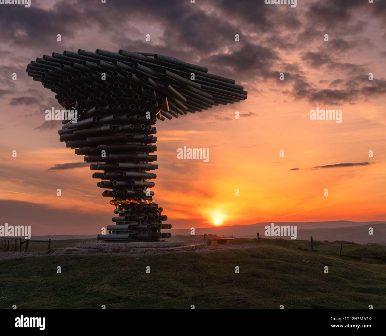 Coucher de soleil sur Burnley depuis Crown point au chant Ringing Tree, Lancashire. Banque D'Images