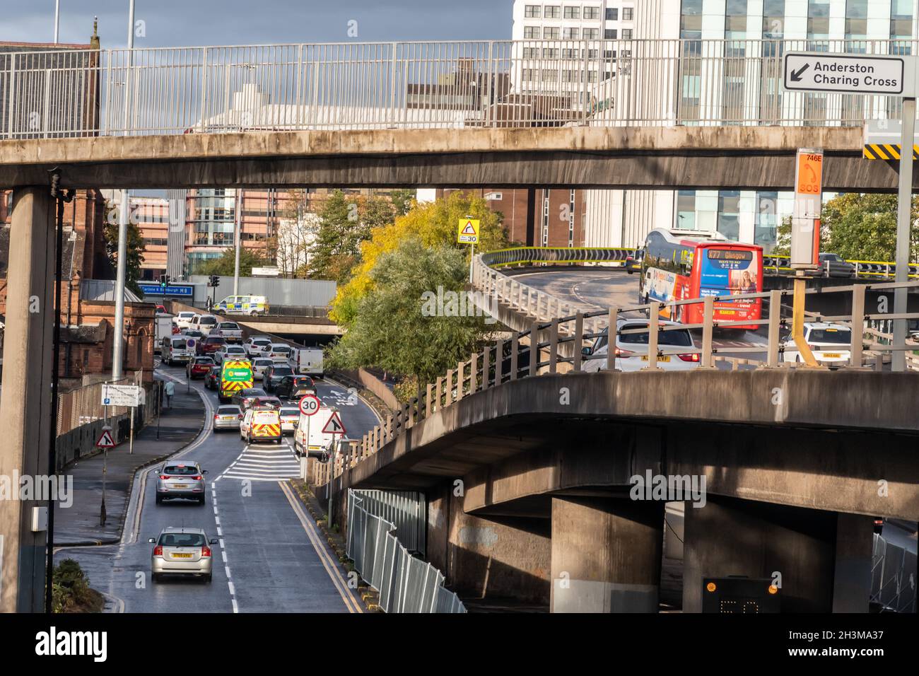 Des véhicules sont mis en file d'attente à la bretelle de sortie de la sortie 18 de la M8 à North St, Anderston dans le centre-ville de Glasgow. Banque D'Images