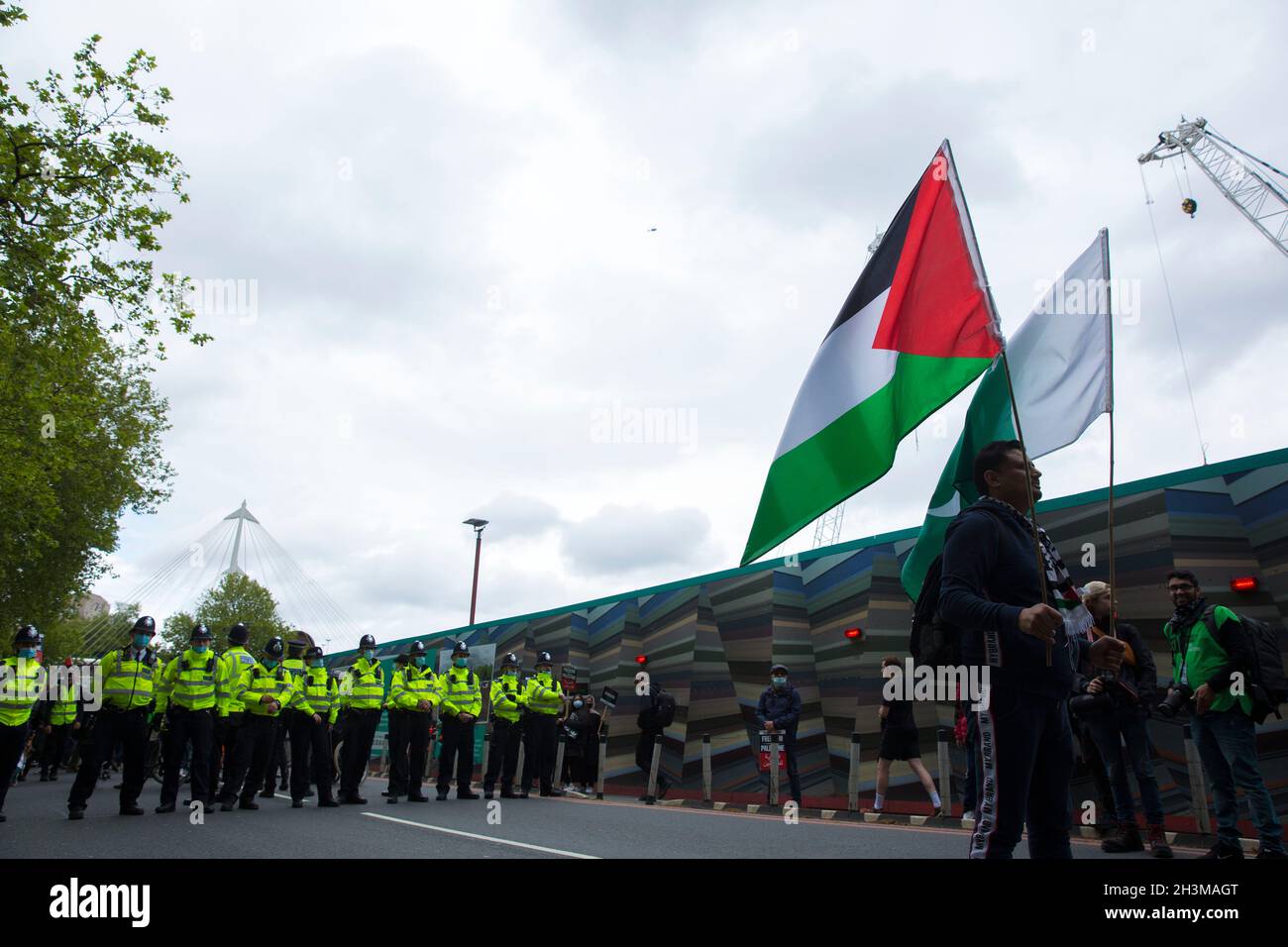 Les participants défilent en solidarité avec le peuple palestinien lors d'une manifestation pour la Palestine dans le centre de Londres, le 22 mai 2021. Banque D'Images