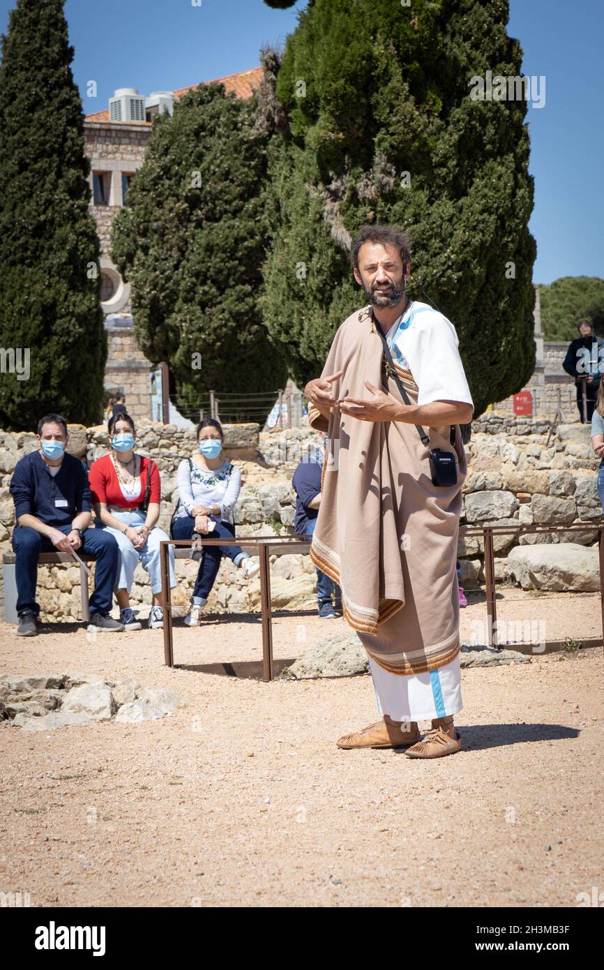 CATALOGNE, ESPAGNE - 8 MAI 2021 : guide touristique en vêtements anciens authentiques dans les vestiges archéologiques des anciens Empuries de la ville antique.Musée Archéologique de Catal Banque D'Images