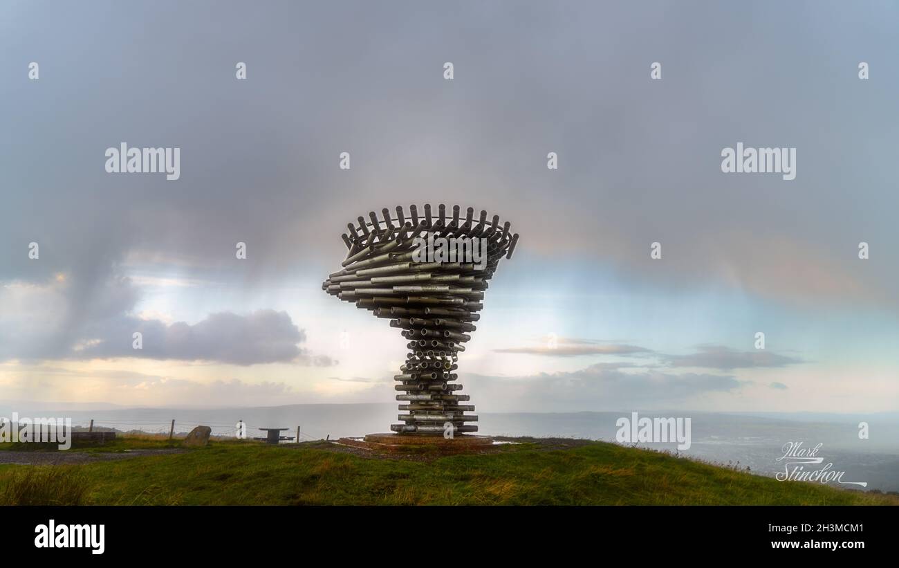 Système météorologique à basse pression profond au-dessus de la ville de Burnley, Lancashire.Il est pris de la colline où se trouve le chant Ringing Tree. Banque D'Images