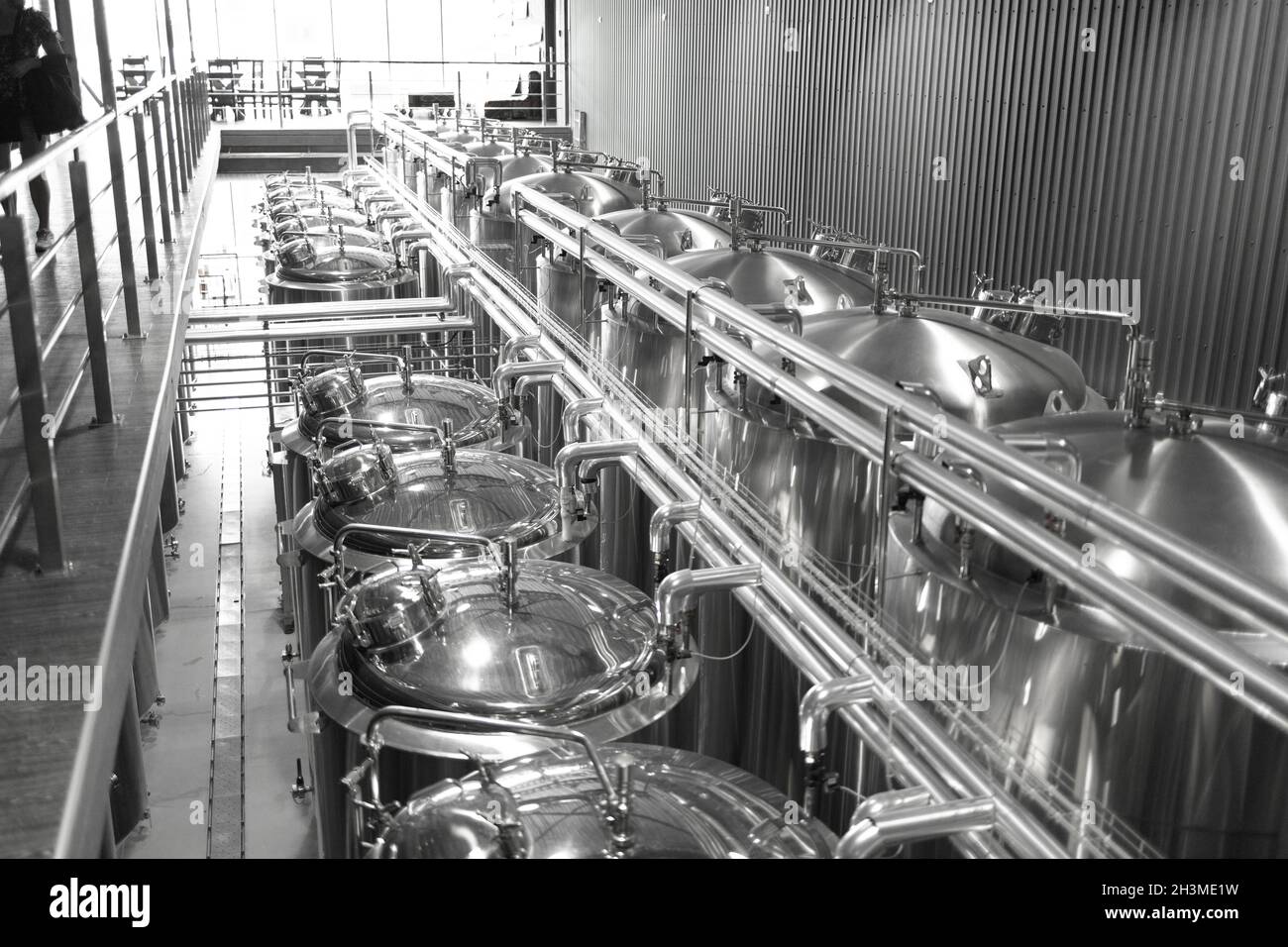 Intérieur industriel de la brasserie artisanale moderne avec réservoirs à bière cylindriques en métal chromé Banque D'Images