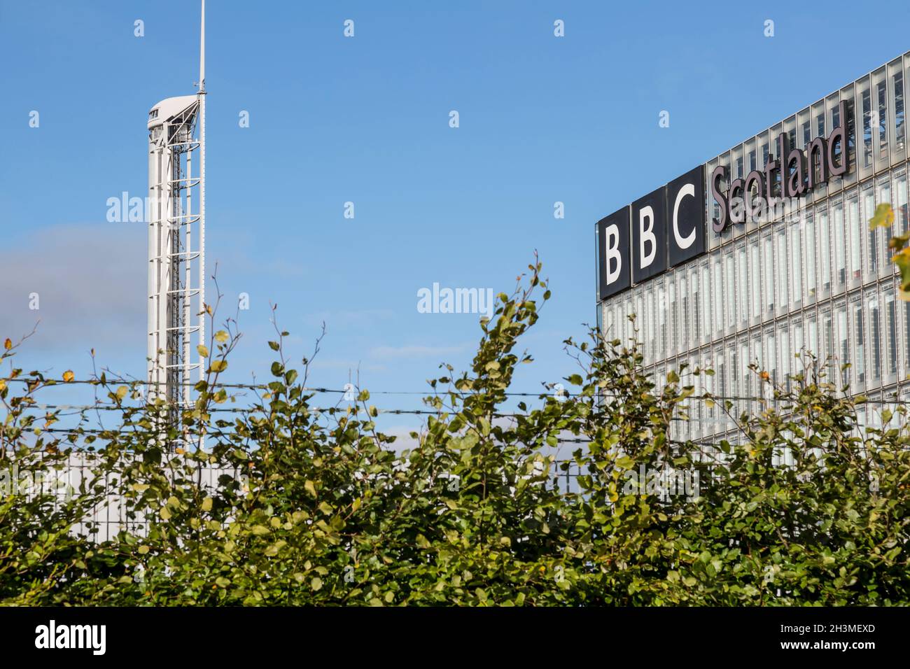 BBC Scotland Siège avec la Science Center Tower en arrière-plan, Pacific Quay, Glasgow, Écosse, Royaume-Uni Banque D'Images