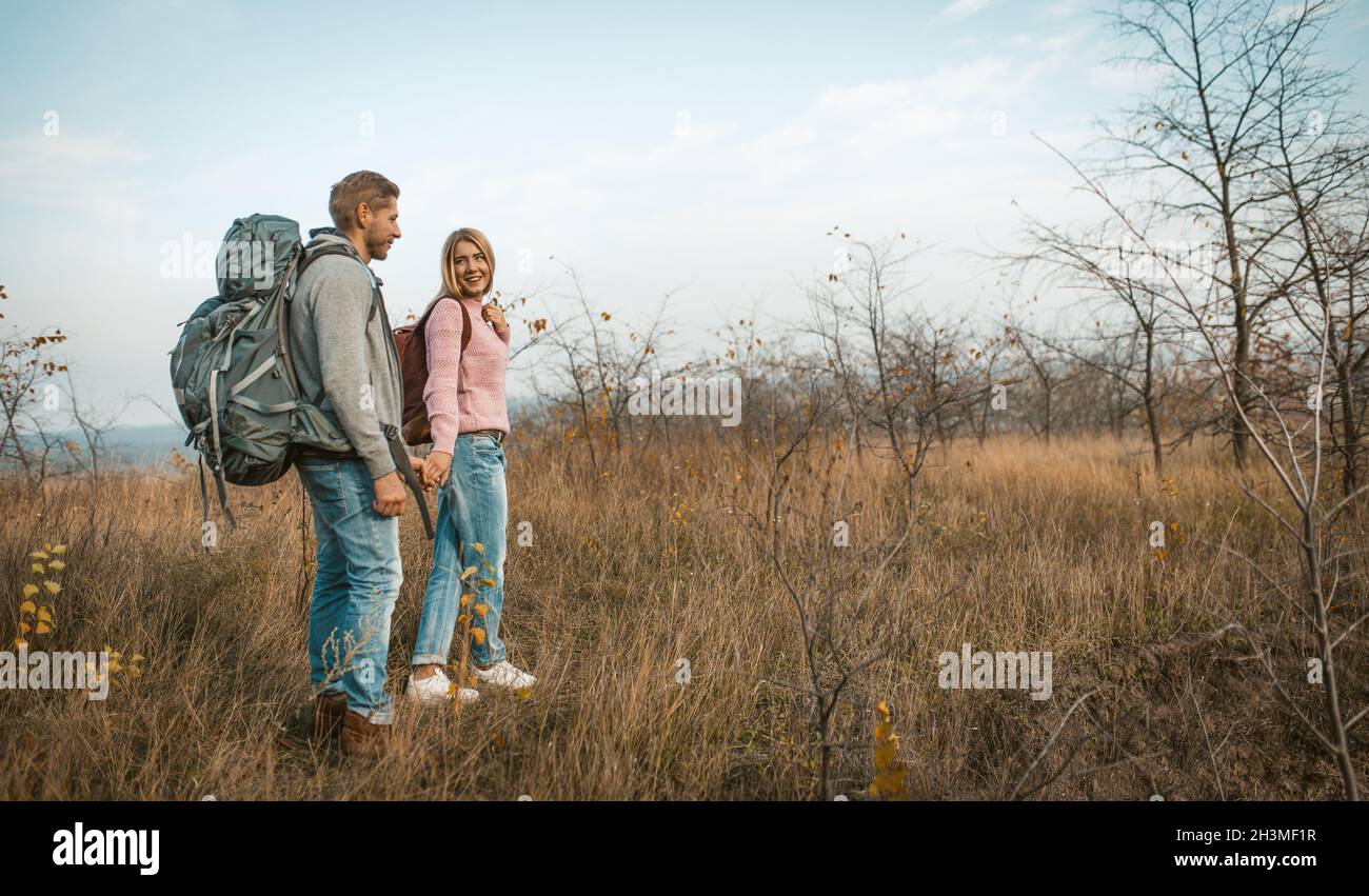 Couple de Backpackers Voyages tenant les mains dans la nature Banque D'Images