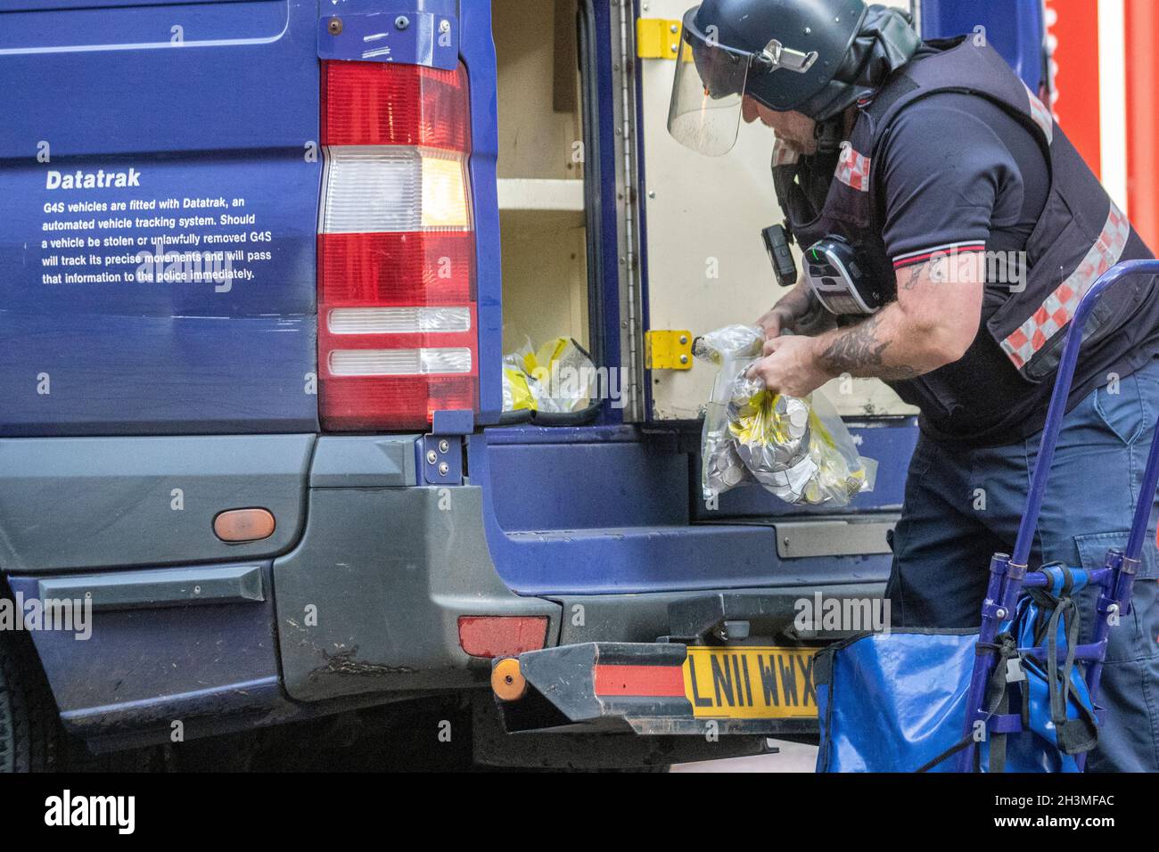 G4S espèces dans les services de transit DataTrak, livraison du système anti-vol et transport de sécurité de recouvrement d'entreprise, transfert d'argent sécurisé, collectes d'argent et livraisons professionnelles ; conducteur livrant des pièces à Preston Bank à Fishergate, Royaume-Uni Banque D'Images