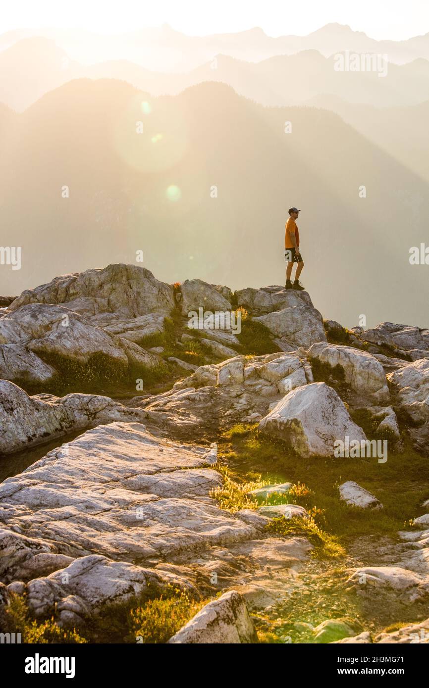 Le coureur de sentier atteint le sommet de la montagne de Seymour. Banque D'Images