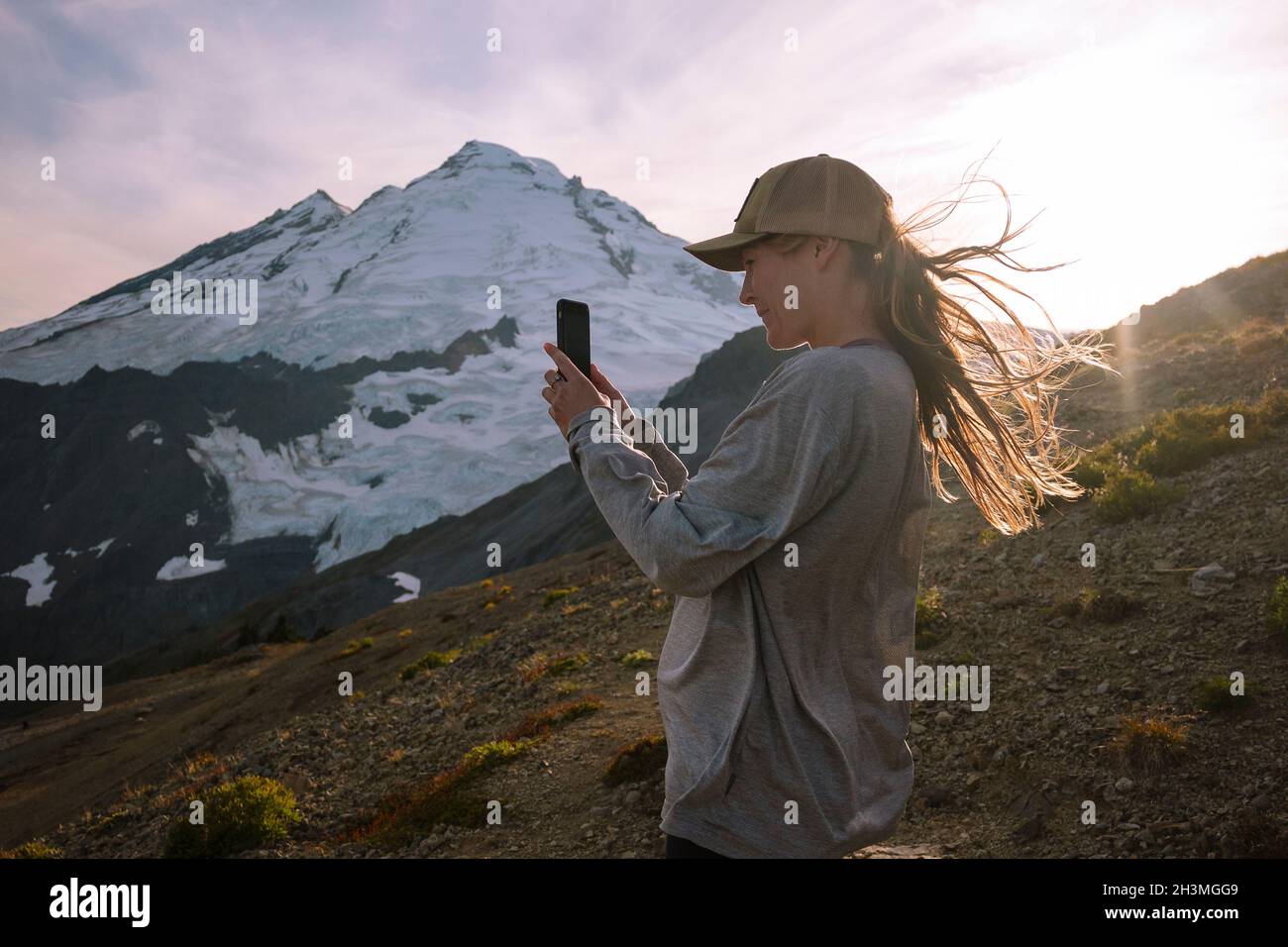 Femme de randonnée prenant des photos avec téléphone à Mount Baker Banque D'Images
