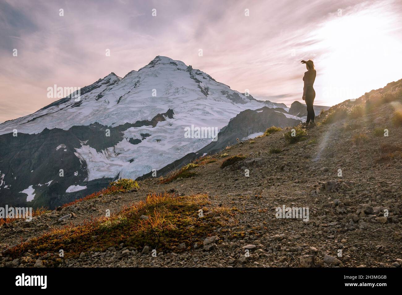 Femme de randonnée debout devant le mont Baker dans les Cascades Banque D'Images