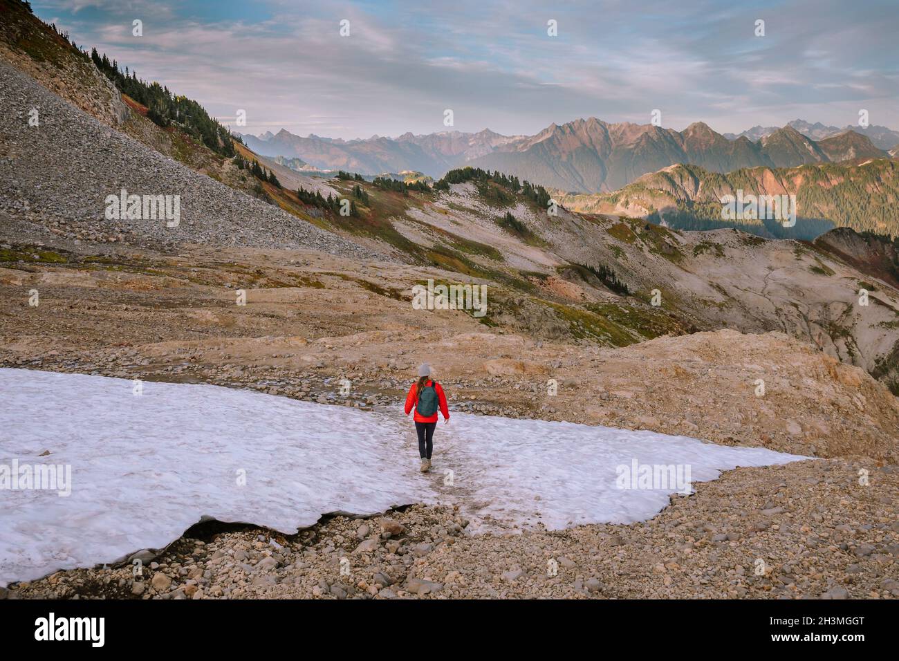 Femme en manteau de bouffy rouge randonnée dans les Cascades du Nord Banque D'Images
