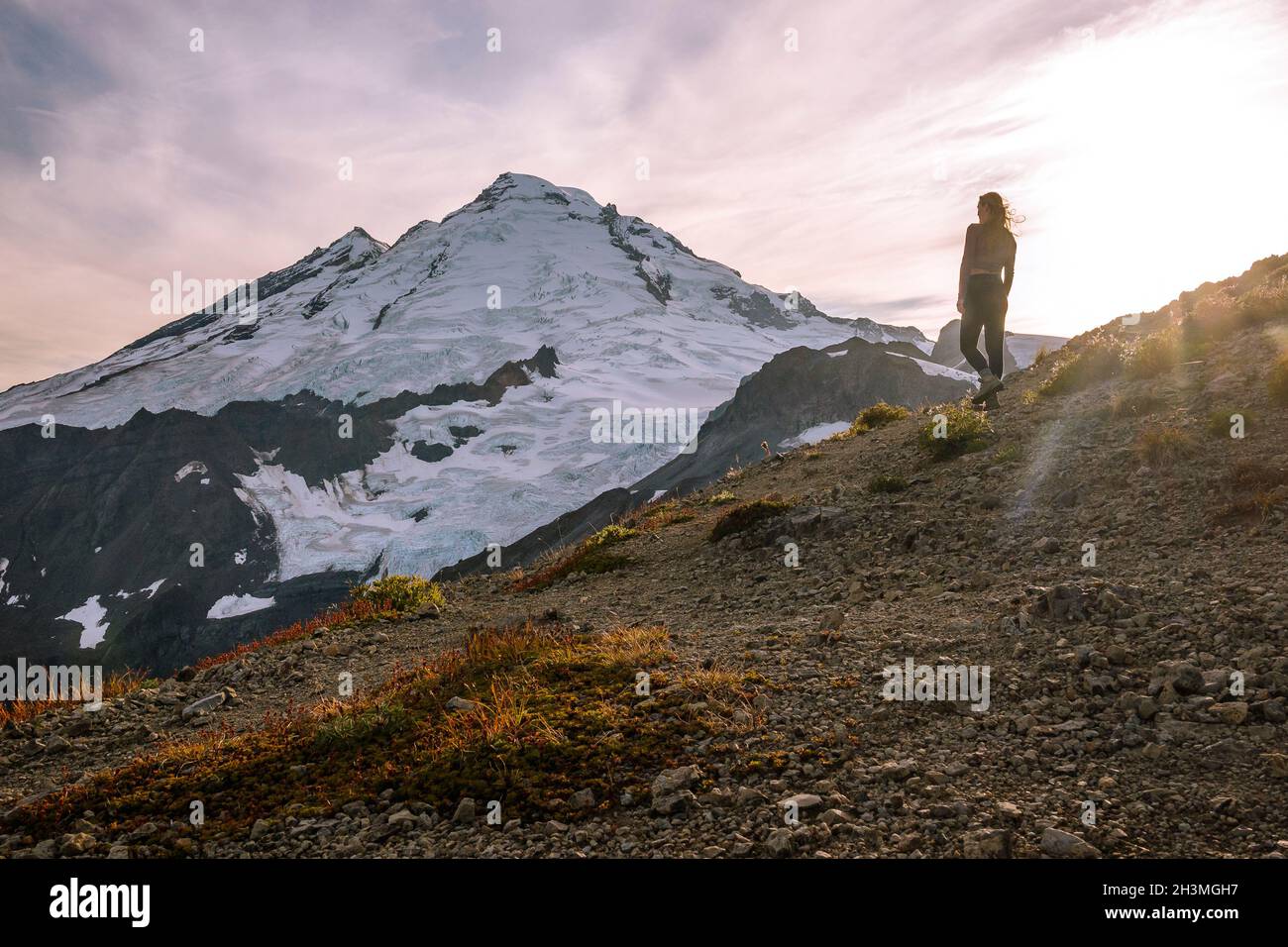 Femme en collant debout devant le mont Baker dans les Cascades Banque D'Images