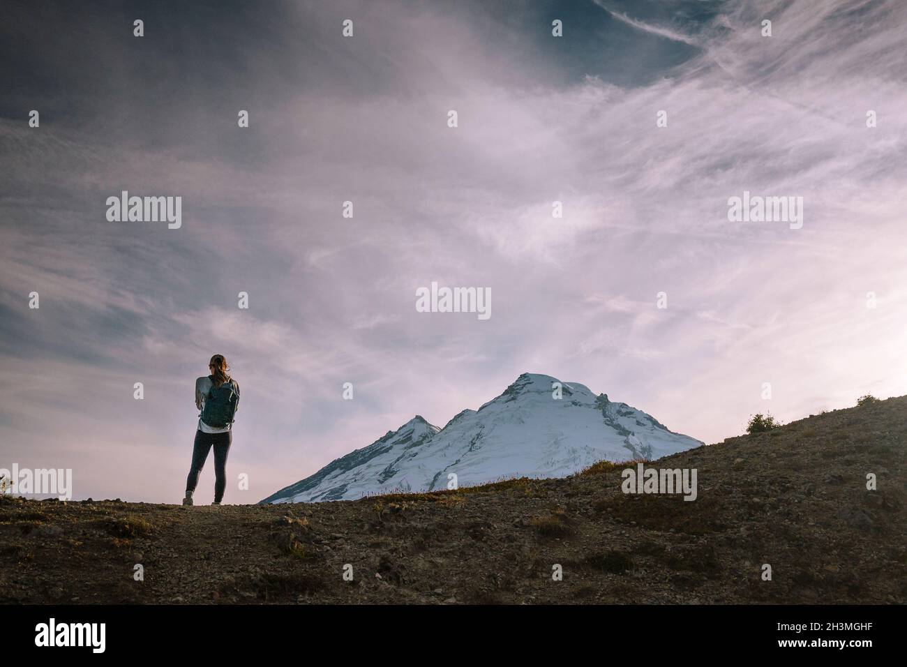 Femme de randonnée debout devant le mont Baker dans les Cascades Banque D'Images
