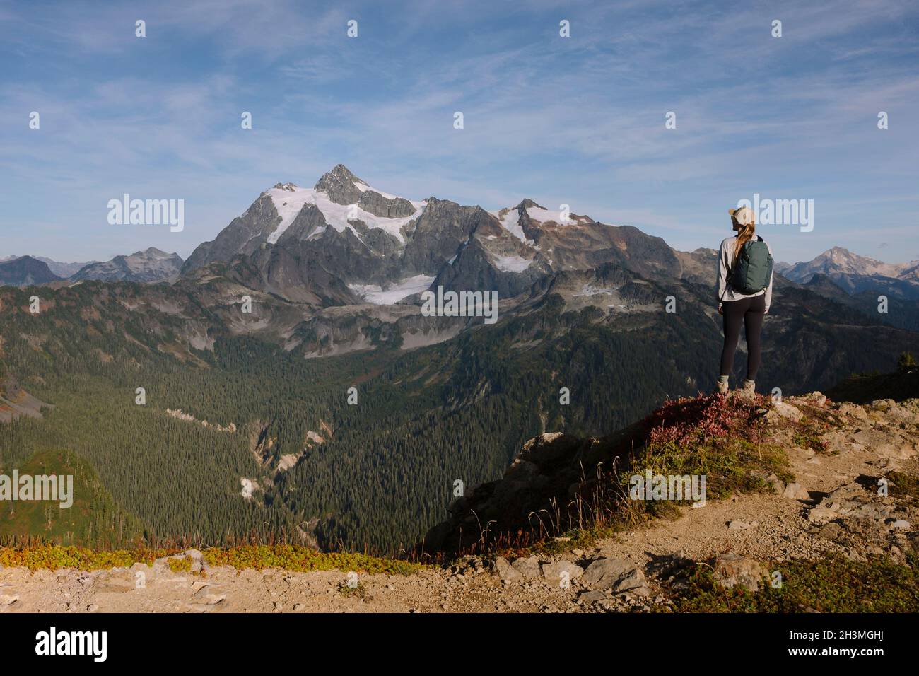 Femme en collant debout devant le Mont Shuksan dans les Cascades Banque D'Images