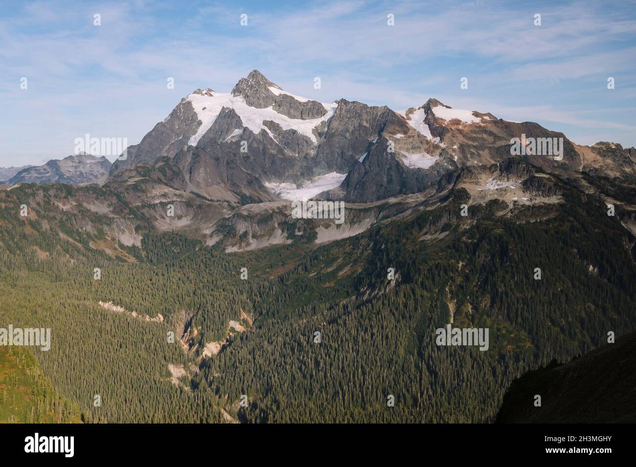 Mont Shuksan recouvert de glaciers dans les Cascades du Nord Banque D'Images