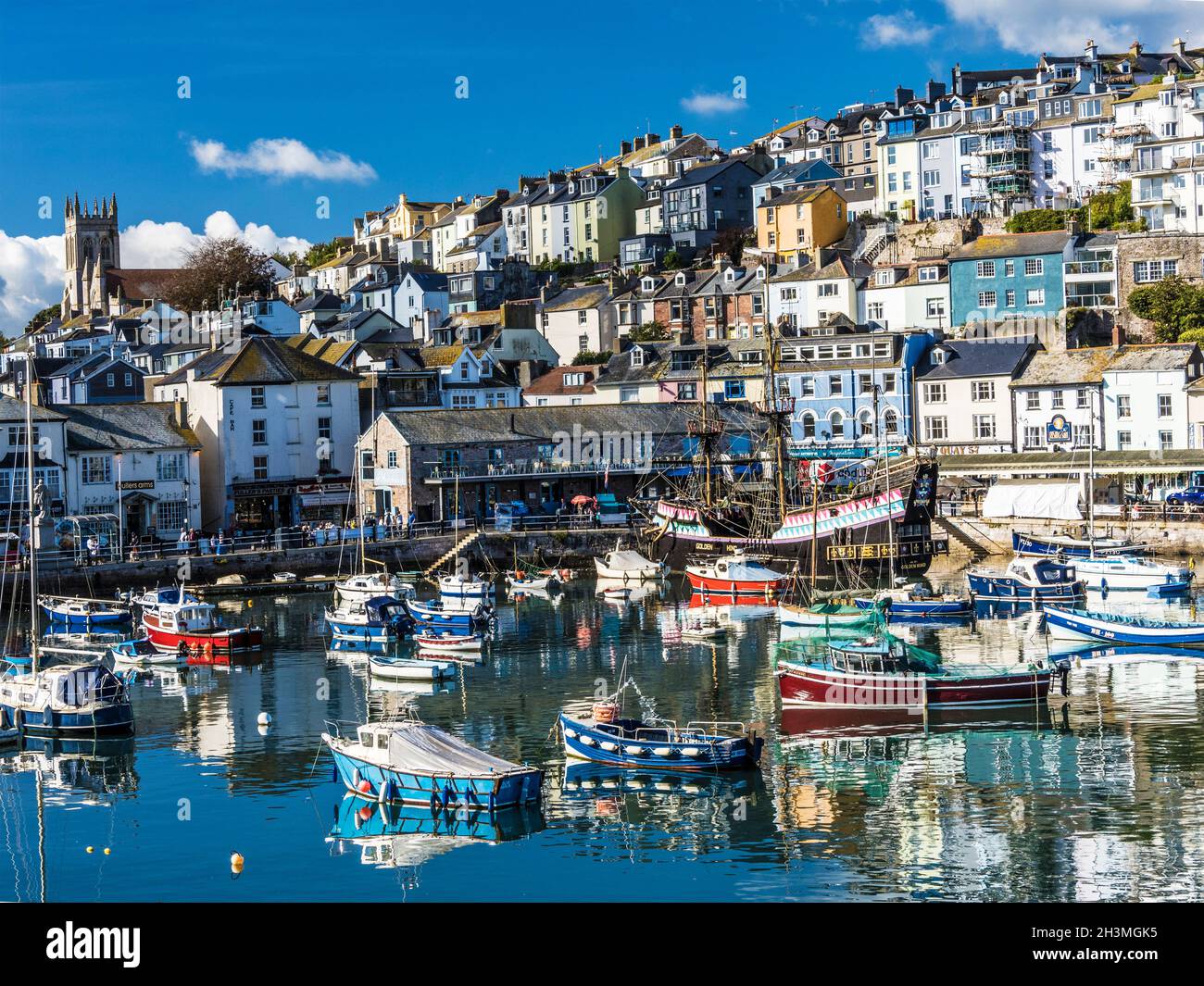 Une journée ensoleillée à Brixham dans le sud du Devon. Banque D'Images