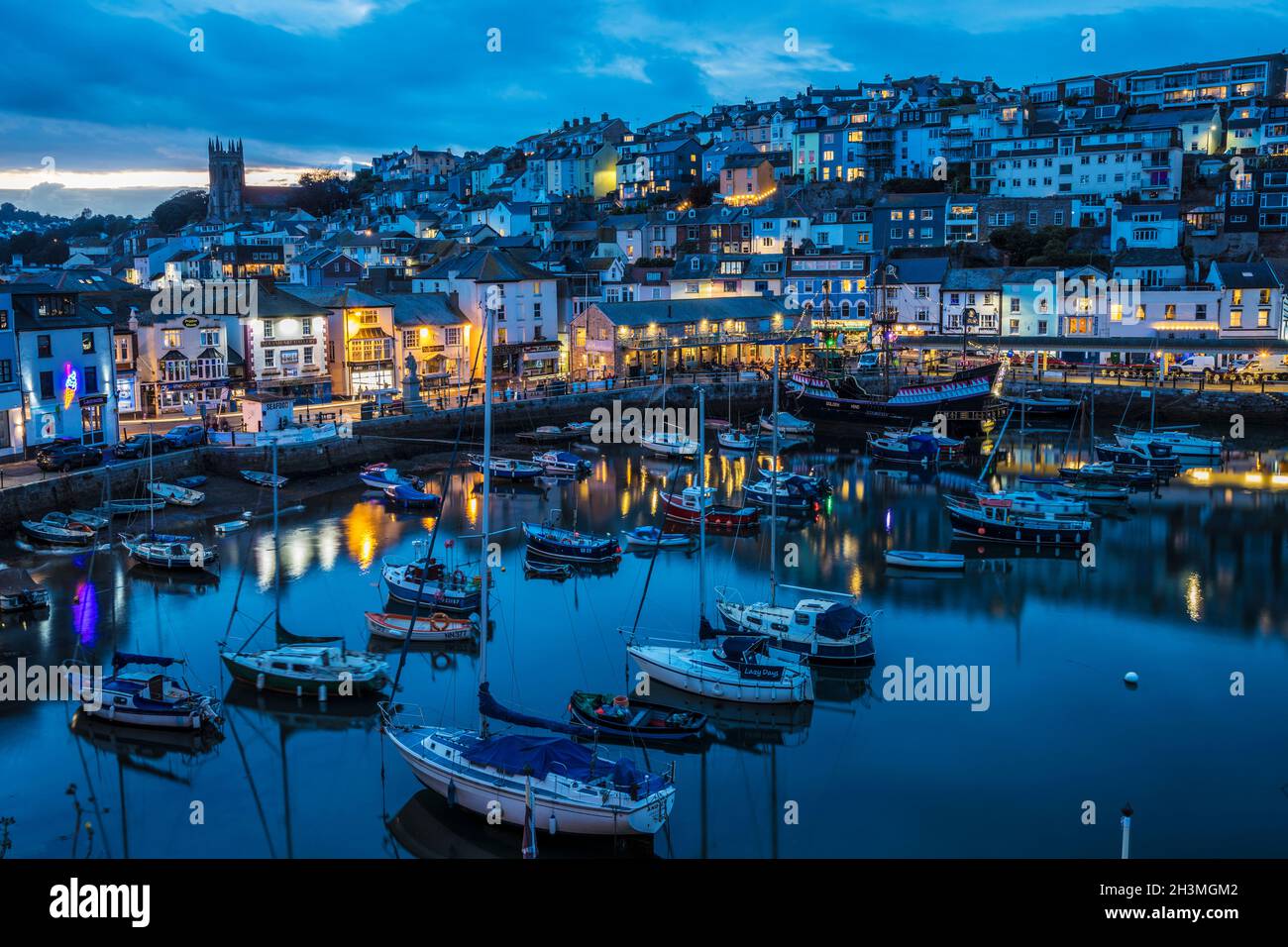 Ville et port de Brixham au crépuscule. Banque D'Images