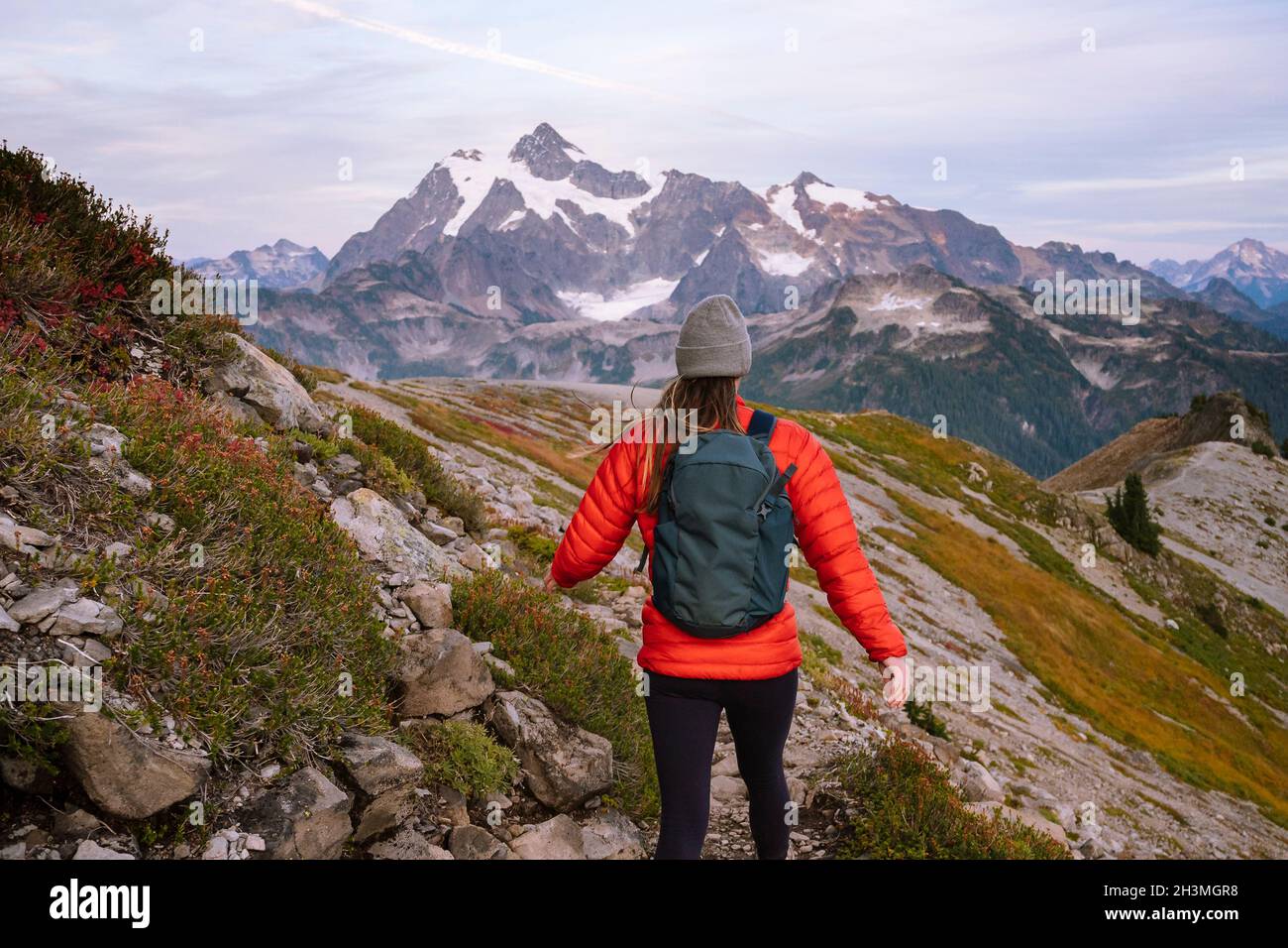 Femme en Red Jacket randonnée dans les Cascades du Nord Banque D'Images