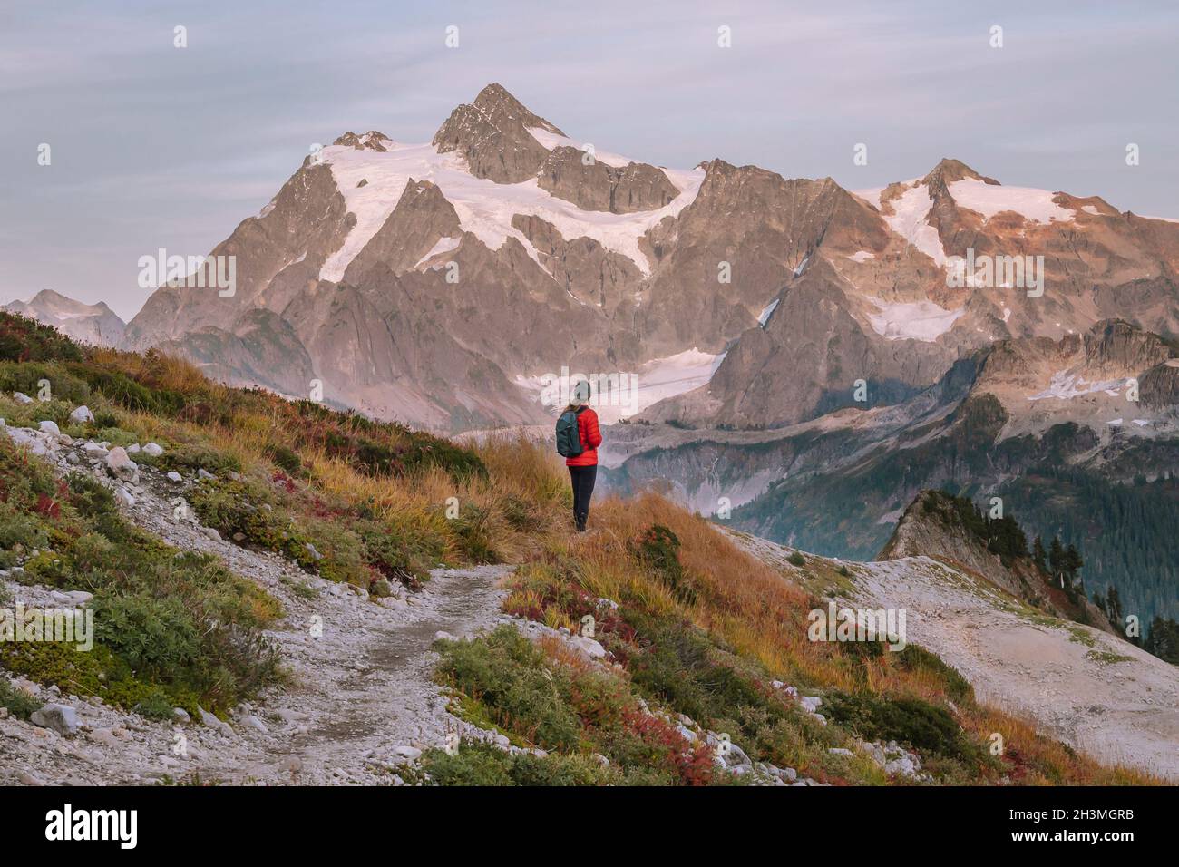 Femelle Hiker debout devant le Mont Shuksan dans les Cascades Banque D'Images
