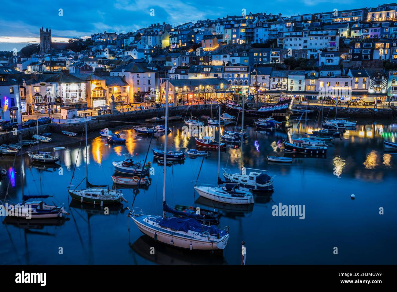 Ville et port de Brixham au crépuscule. Banque D'Images