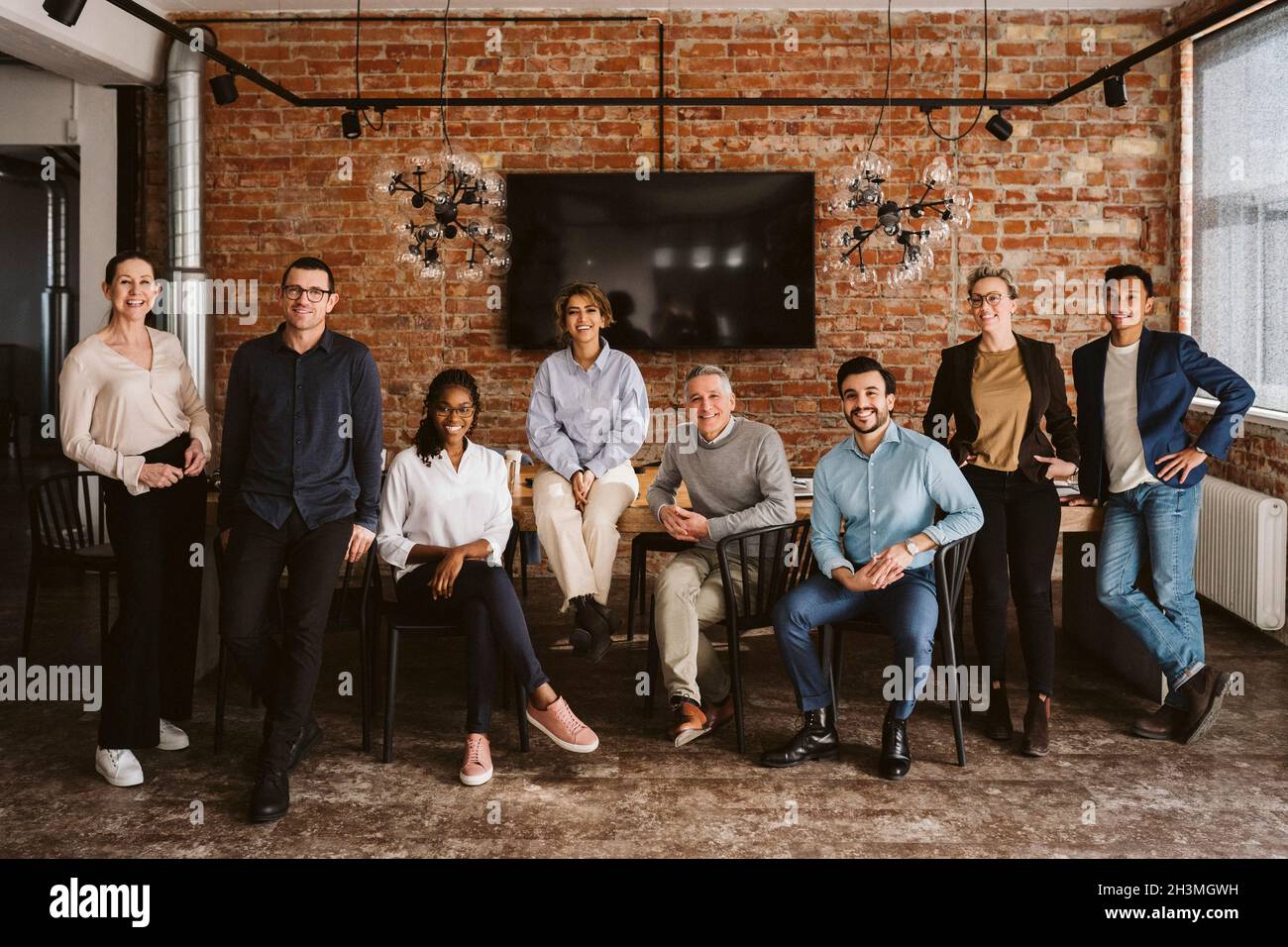 Portrait complet de l'équipe créative multi-ethnique dans la salle du conseil Banque D'Images