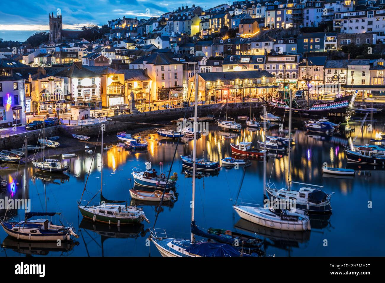 Ville et port de Brixham au crépuscule. Banque D'Images