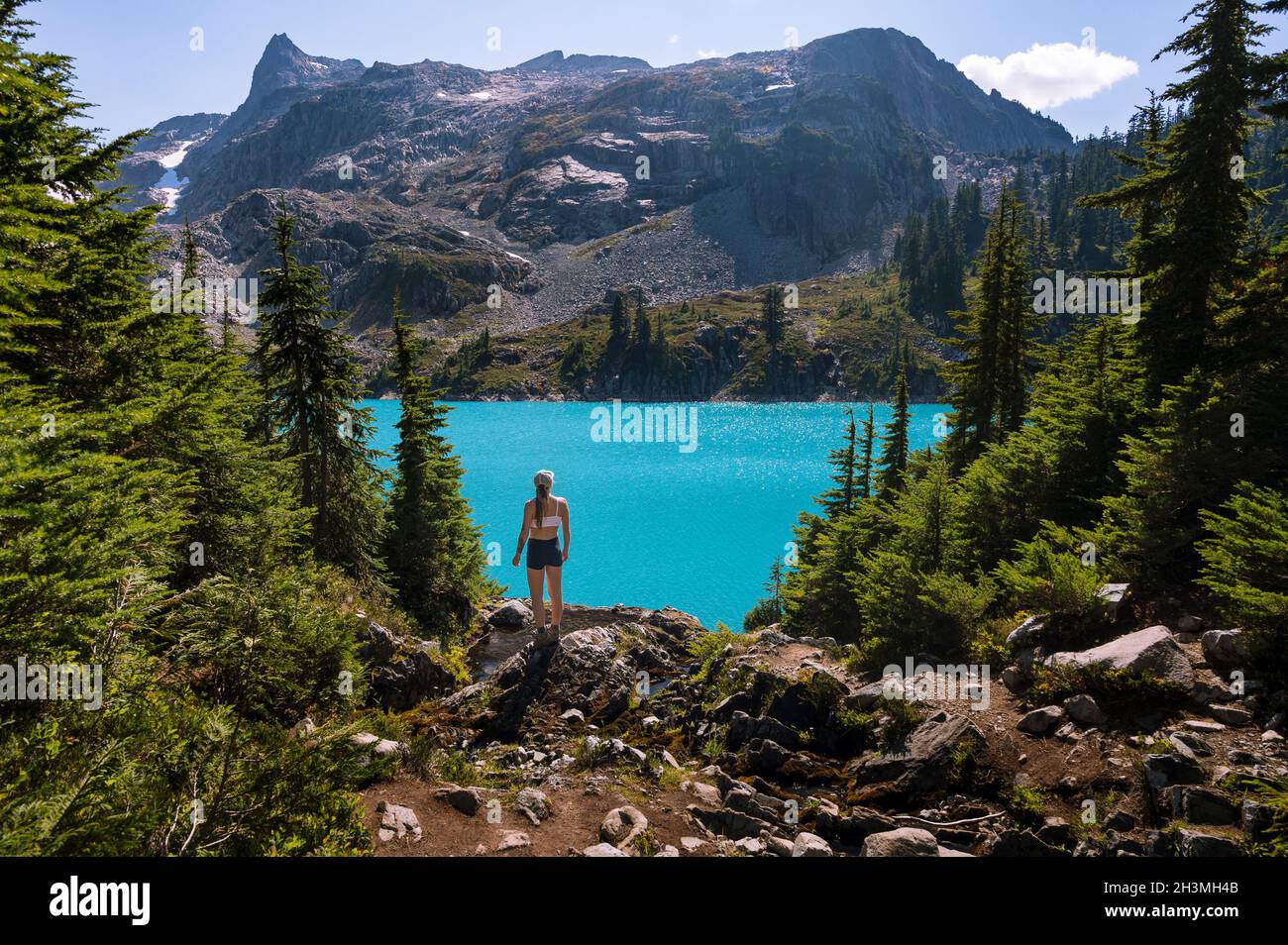 FIT Femme regardant le magnifique lac de couleur bleue Banque D'Images