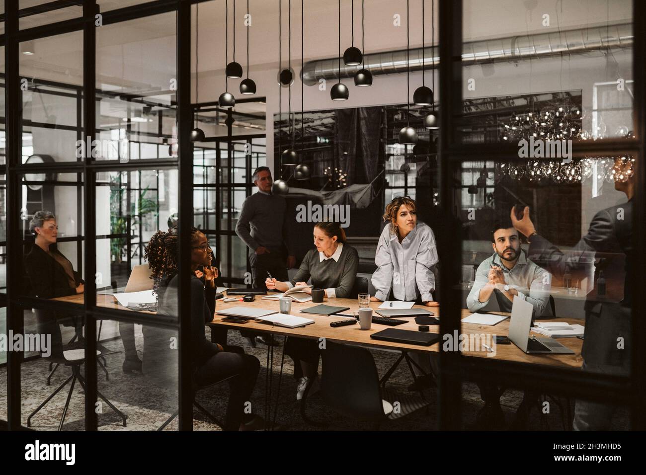 Homme entrepreneur discutant avec l'équipe lors de la réunion au bureau de création Banque D'Images