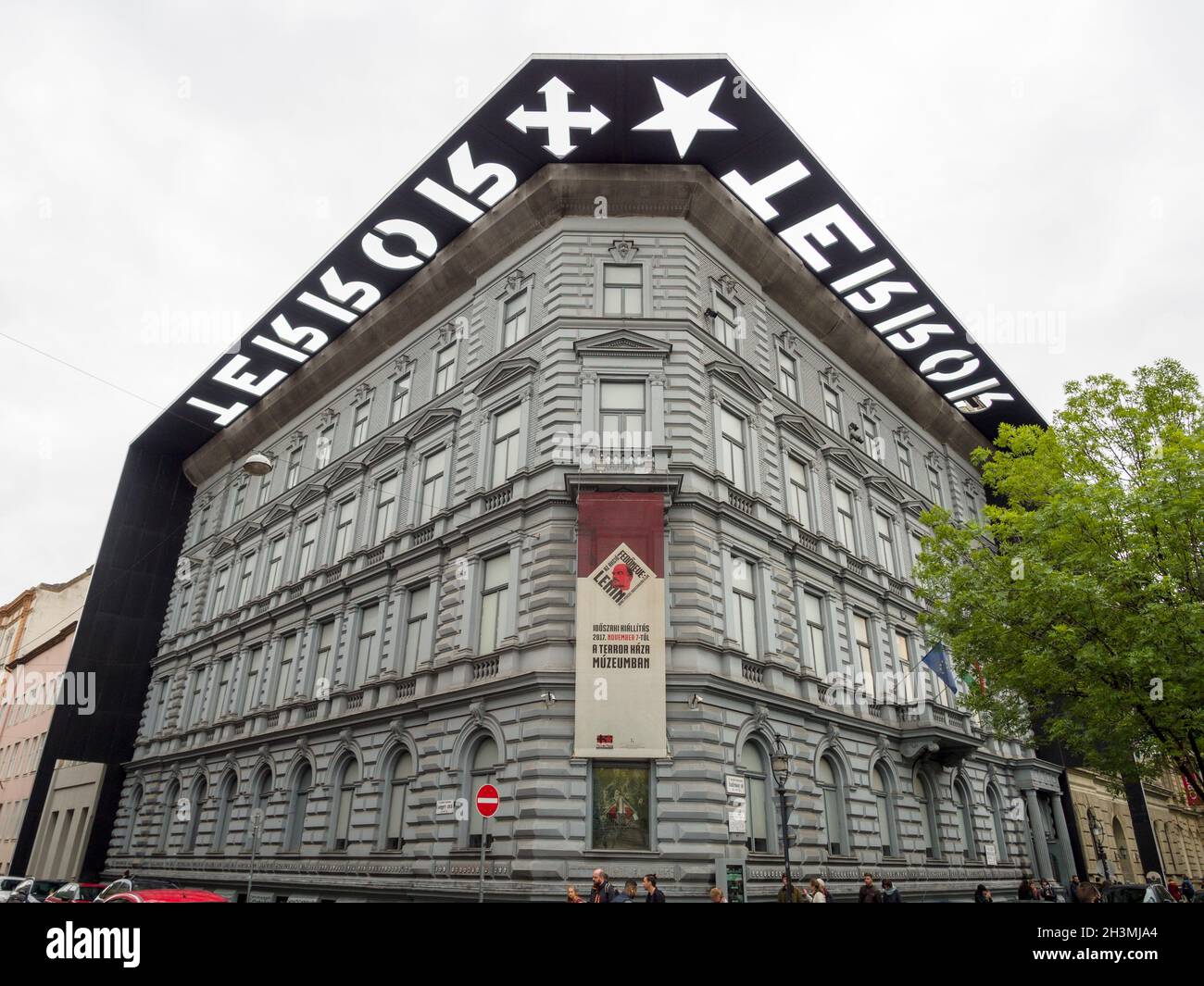 Le musée du terrorisme de Budapest : une vue extérieure du musée du terrorisme de Pest.Il est logé dans un bâtiment officiel de la police secrète. Banque D'Images