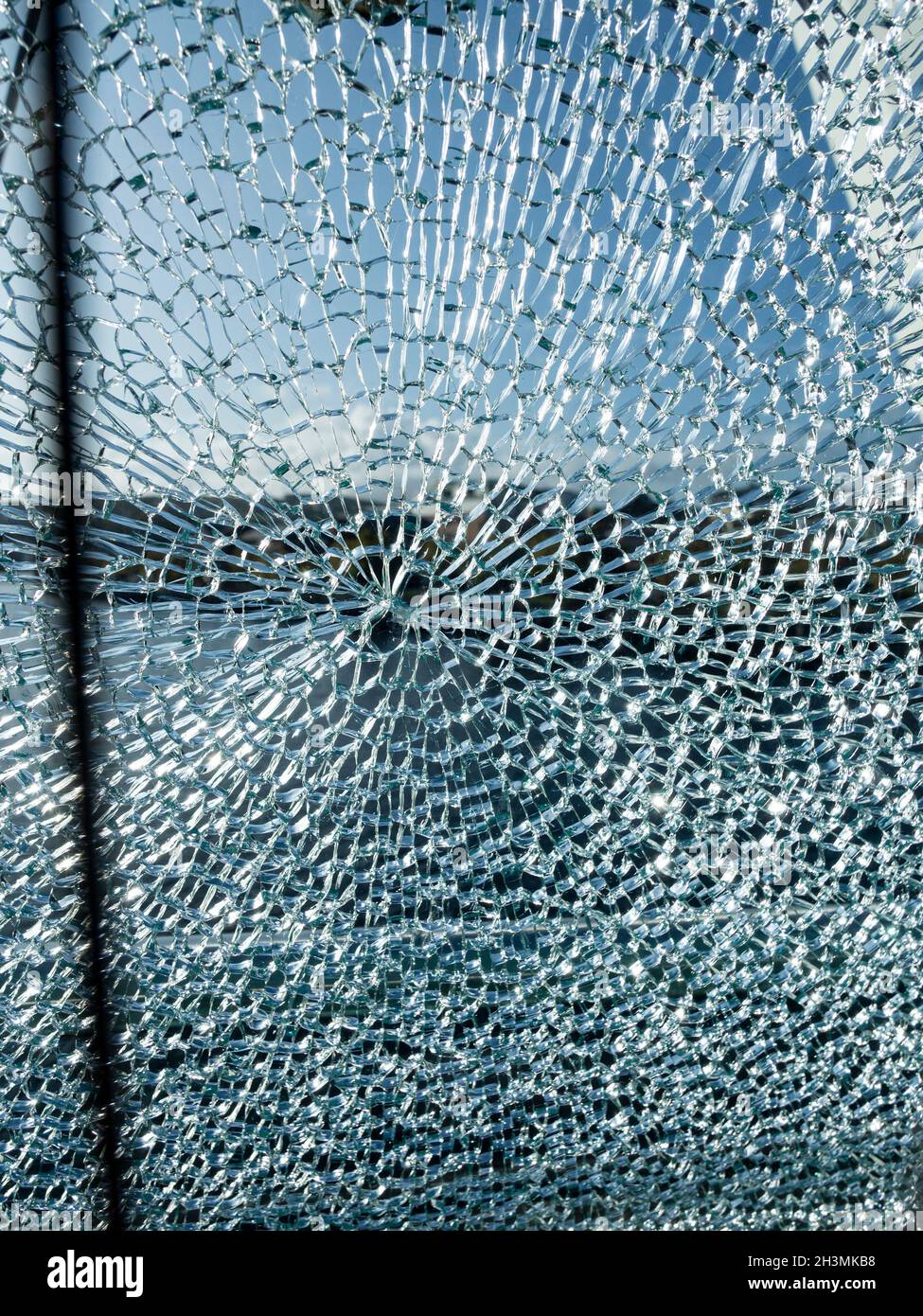 Verre presque brisé le verre de sécurité fissuré forme un motif complexe sur un panneau de