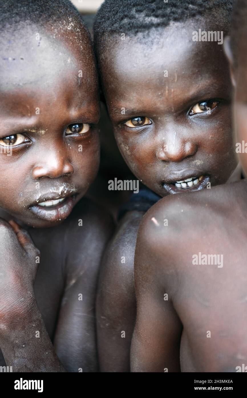 Tribu TOPOSA, SOUDAN DU SUD - 12 MARS 2020 : enfants avec une peau sale regardant un appareil photo dans le village de Toposa Tribe, Soudan du Sud, AF Banque D'Images