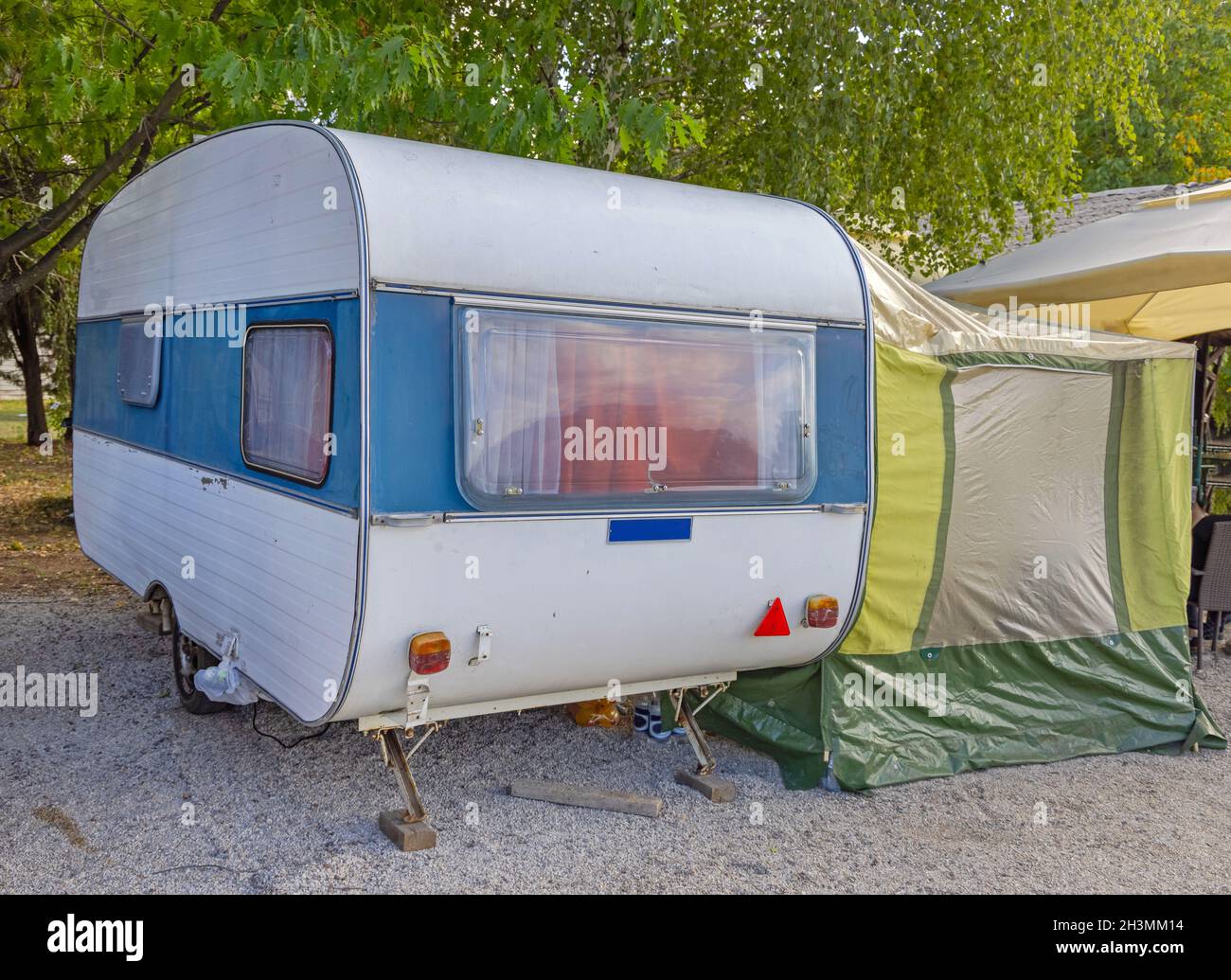 Caravane de camping-cars vintage avec tente à auvent au camping Photo Stock  - Alamy