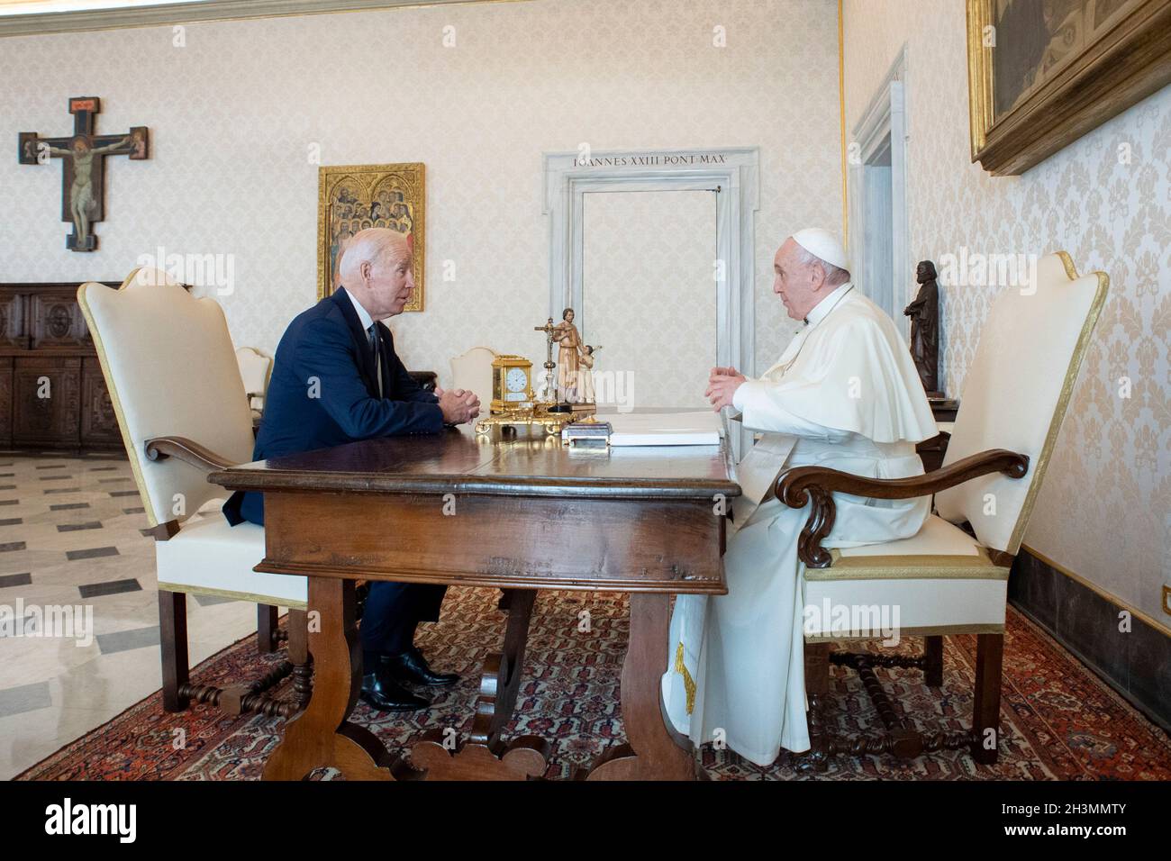 Vatican, Vatican.29 octobre 2021.Le vendredi 29 octobre 2021, le pape François a rencontré le Président des États-Unis d'Amérique, M. Joseph Biden, au Palais apostolique du Vatican.Le dirigeant américain a ensuite rencontré le Secrétaire d'Etat du Vatican, le Cardinal Pietro Parolin, accompagné du Secrétaire aux relations avec les Etats, l'archevêque Richard Paul Gallagher.Le Saint-Père et le Président Biden ont discuté, entre autres, de la migration, de la protection des droits de l'homme et de la pandémie Covid-19.( Credit: SIPA USA/Alamy Live News Banque D'Images