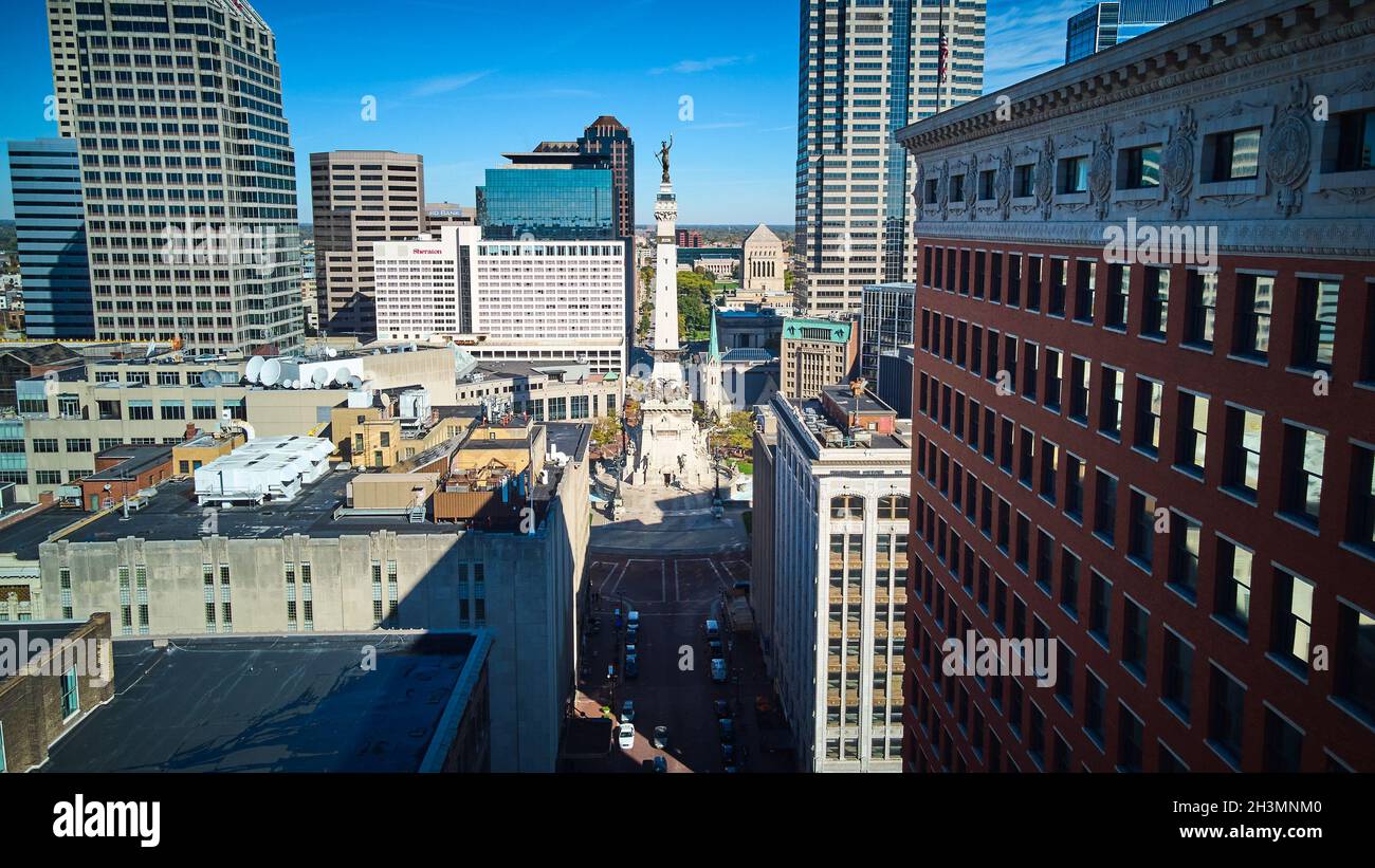 Vue aérienne à travers les rues des soldats et des marins Monument dans le centre-ville d'Indianapolis, Indiana Banque D'Images