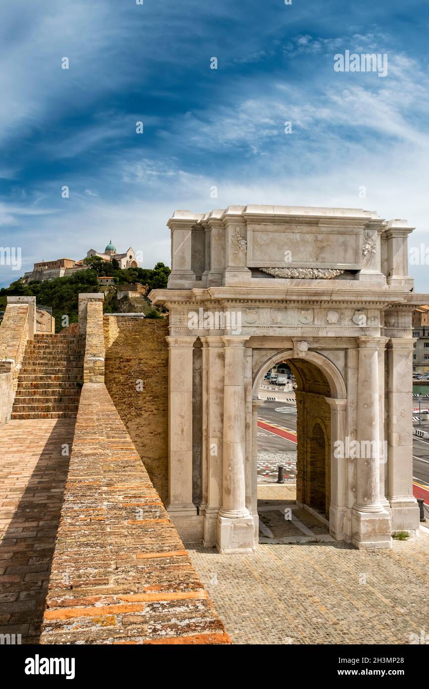 L'Arche de Trajan et derrière la Cathédrale de St Cyriac, Ancona, Marche, Italie Banque D'Images