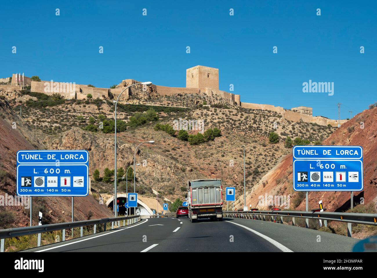 Château de Lorca, au-dessus du tunnel Routier A-7 à Lorca, région de Murcie, Espagne.Historique Castillo de Lorca point de repère haut au-dessus de la coupe d'autoroute Banque D'Images