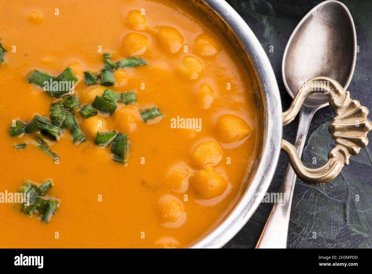 La nourriture végétarienne est sans viande : soupe avec les pois chiches Banque D'Images