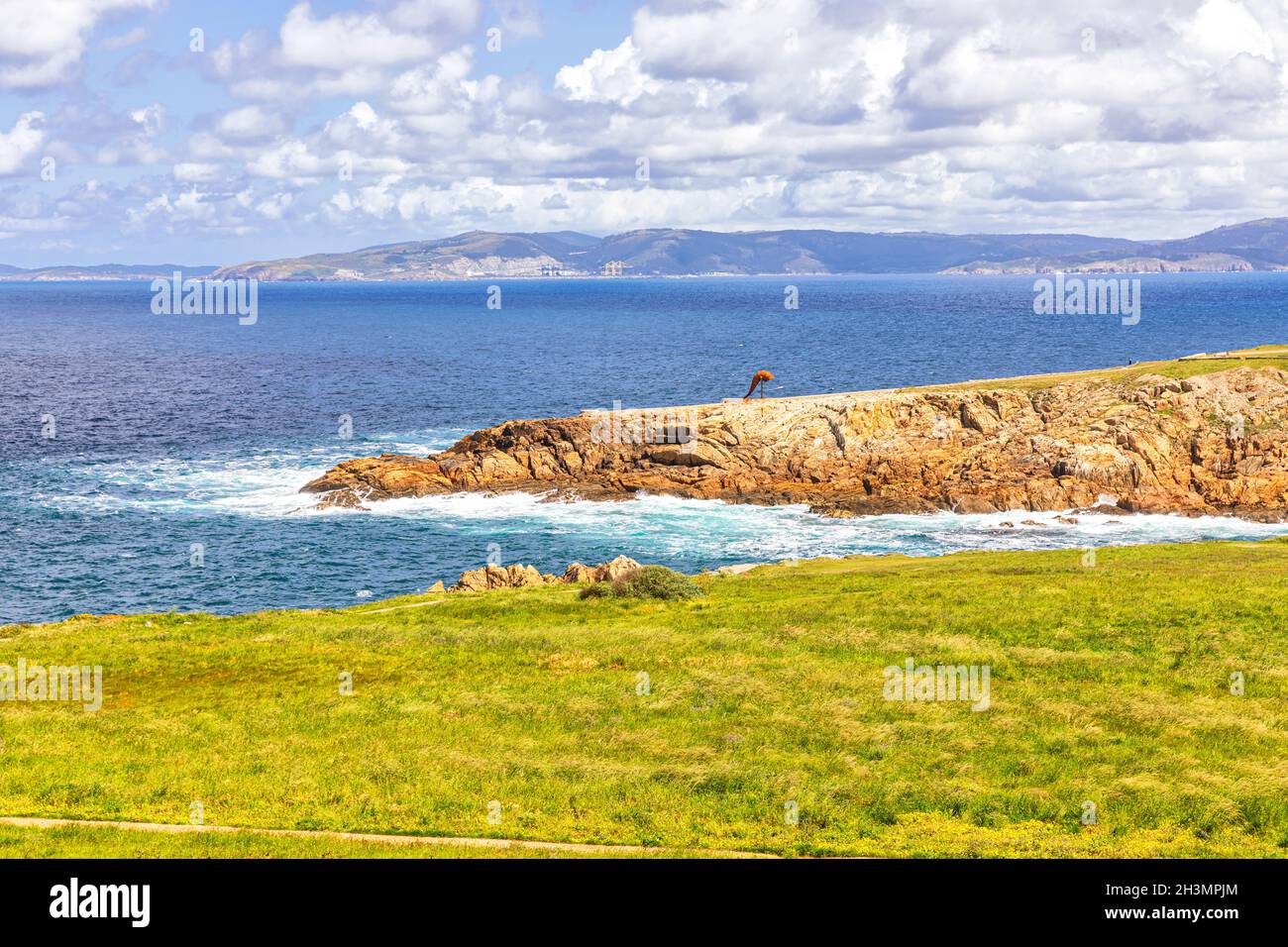 La plage en face de la Tour d'Hercule, la Coruna, Espagne Banque D'Images