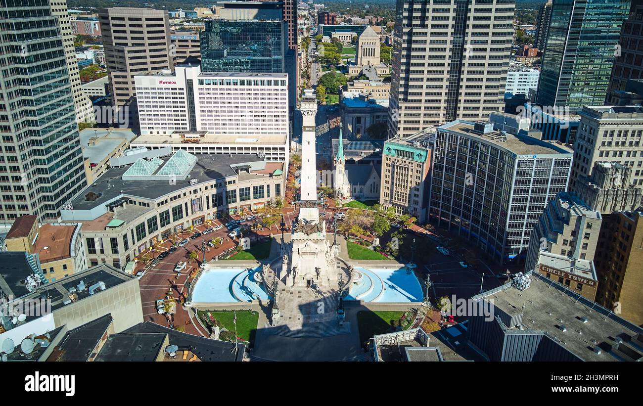 Monument emblématique des soldats et marins d'en haut et présentant la ville dans le centre-ville d'Indianapolis, Indiana Banque D'Images
