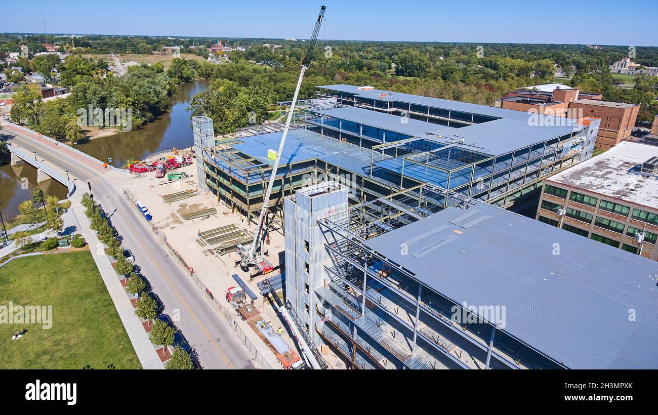 Construction de logements à plusieurs niveaux, bureaux et garage de stationnement dans la ville urbaine Banque D'Images