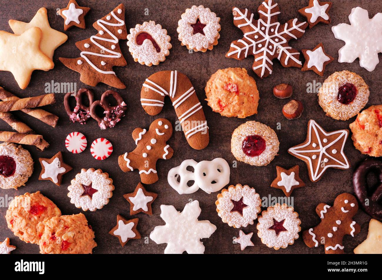 Variété De Biscuits Et De Bonbons De Noël.vue De Dessus Sur Un Arrière-Plan  En Pierre Sombre.concept De Pâtisserie Des Fêtes Photo Stock - Alamy
