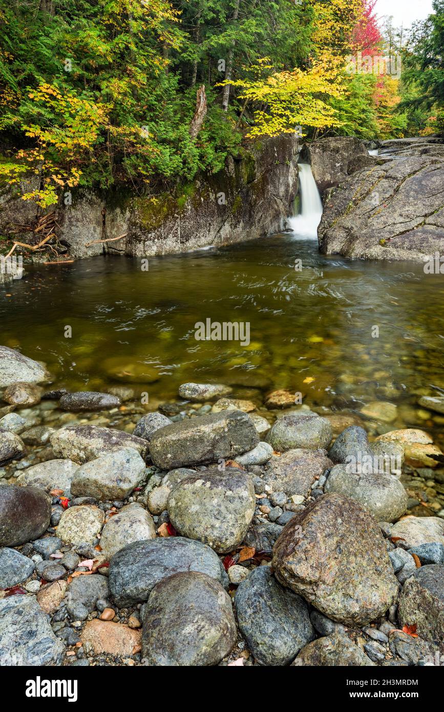 Rocky Falls et Indian Pass Brook à l'automne, comté d'Essex, Adirondack Park, New York Banque D'Images