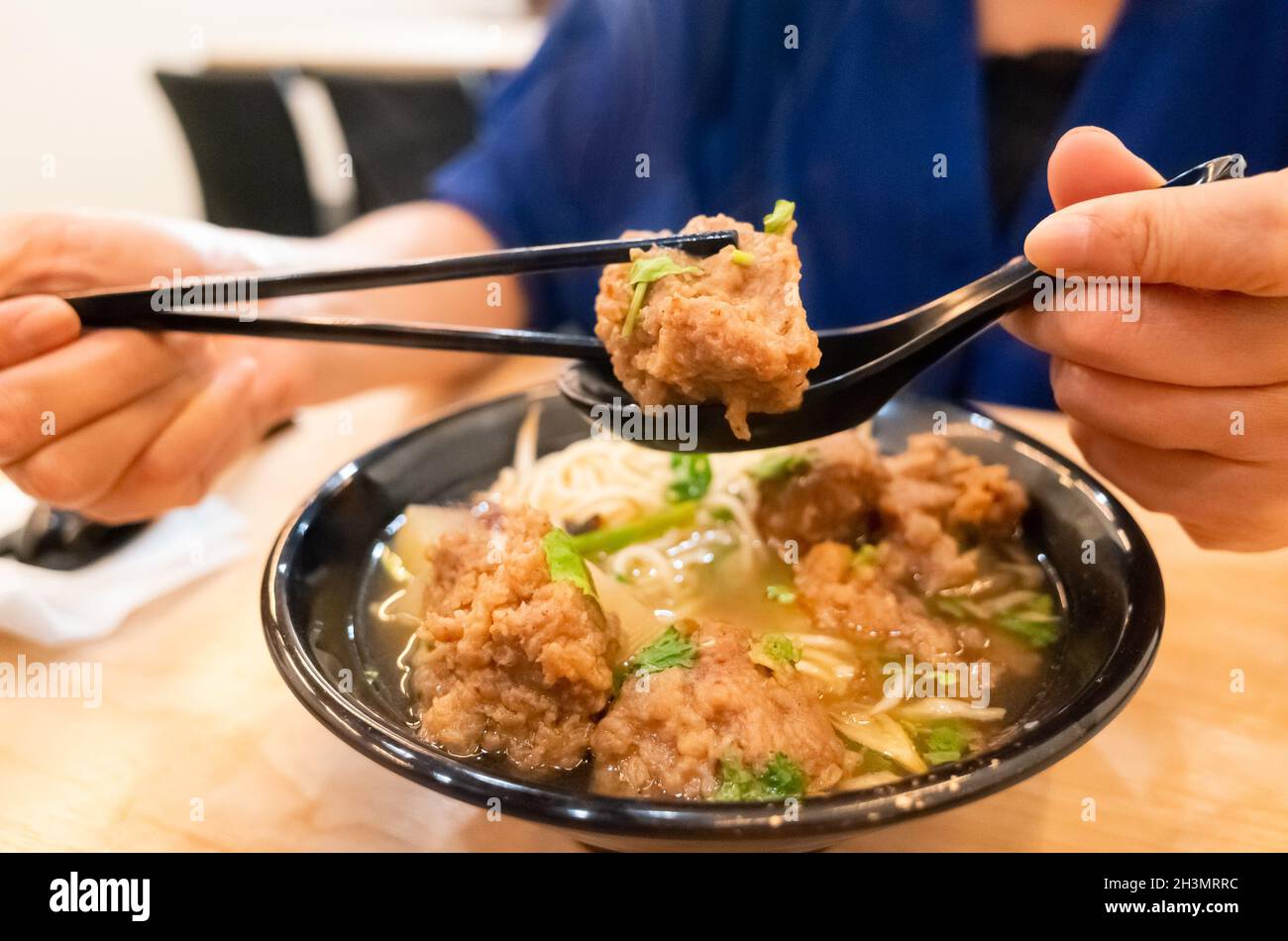 Plats taïwanais de nouilles de soupe avec des gâteaux de côtes de porc Banque D'Images