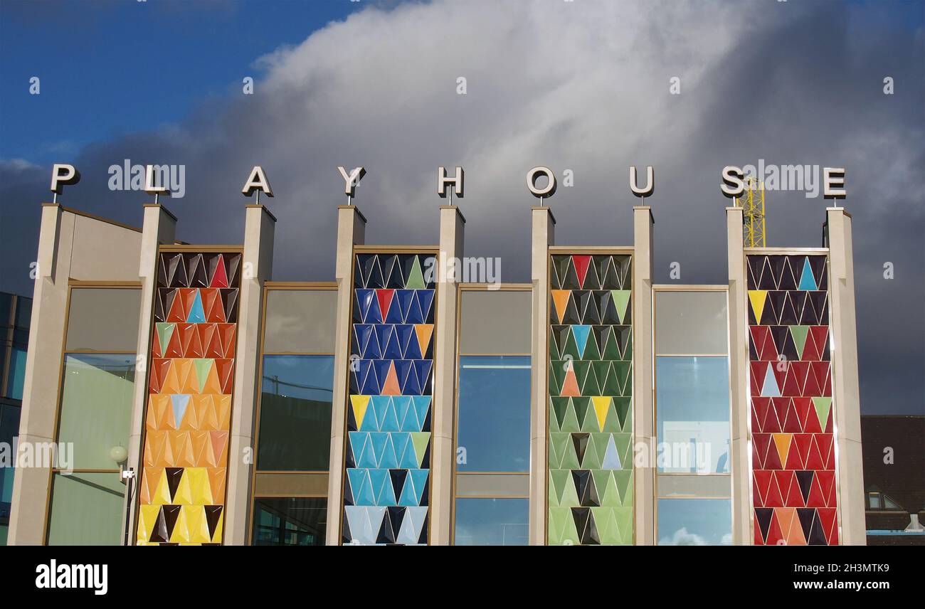Façade aux couleurs vives du nouveau théâtre du yorkshire de l'Ouest, face à un bleu clair et nuageux Banque D'Images